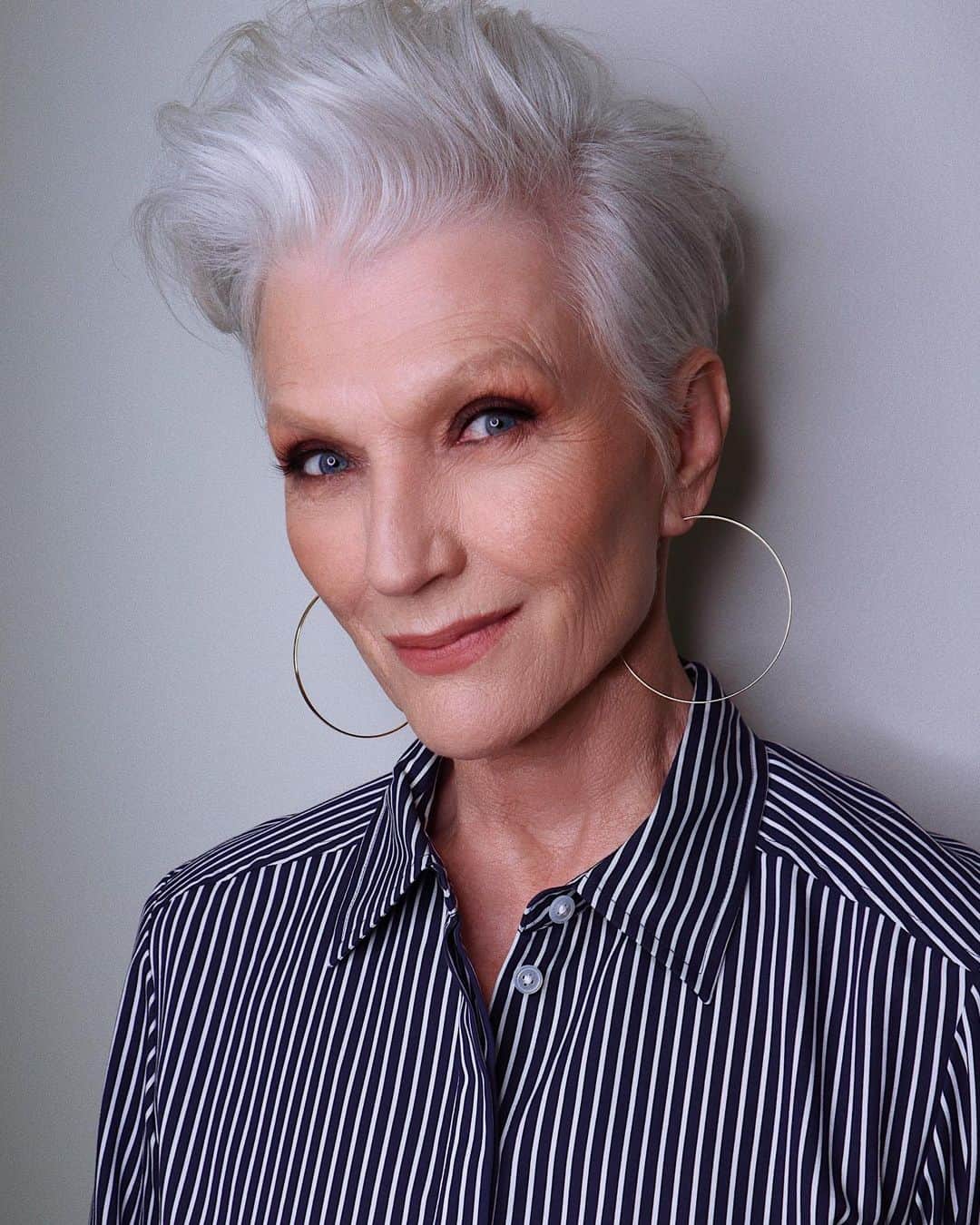 Hung Vanngoさんのインスタグラム写真 - (Hung VanngoInstagram)「She is a #CoverGirl at 72!❤️. The amazing #MayeMusk (@mayemusk) x @covergirl ❤️ 👗 @jasonwu 💇 @rebekahforecast 💄📷 @hungvanngo —————- Here is some of the products used: Simply Ageless Skin Blurring Serum Simply Ageless Skin Eye Lift Serum Clean Fresh Skin Milk Nourishing Foundation in 530 Clean Fresh Hydrating Concealer in 320 Clean Fresh Pressed Powder in 120 TruBlend So Flushed High Pigment Bronzer in “390 Sunset Glitz” TruBlend So Flushed High Pigment Blush in “320 Love Me” Clean Fresh Mascara in Extreme Black TruNaked EyeShadow Quad Palette in “Desert-Glamping” Exhibitionist Lid Paint Cream EyeShadow in “140 Hi Gorgeous” Exhibitionist Lip Liner in “230 Mauvelous” OutLast All-Day Lip Color With Top Coat in “550-Blushed Mauve” Clean Fresh Prep & Set Water Mist」9月11日 0時25分 - hungvanngo