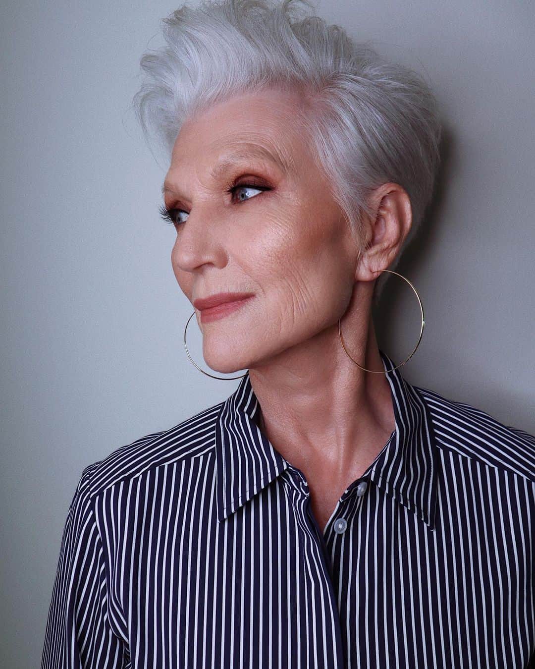 Hung Vanngoさんのインスタグラム写真 - (Hung VanngoInstagram)「She is a #CoverGirl at 72!❤️. The amazing #MayeMusk (@mayemusk) x @covergirl ❤️ 👗 @jasonwu 💇 @rebekahforecast 💄📷 @hungvanngo —————- Here is some of the products used: Simply Ageless Skin Blurring Serum Simply Ageless Skin Eye Lift Serum Clean Fresh Skin Milk Nourishing Foundation in 530 Clean Fresh Hydrating Concealer in 320 Clean Fresh Pressed Powder in 120 TruBlend So Flushed High Pigment Bronzer in “390 Sunset Glitz” TruBlend So Flushed High Pigment Blush in “320 Love Me” Clean Fresh Mascara in Extreme Black TruNaked EyeShadow Quad Palette in “Desert-Glamping” Exhibitionist Lid Paint Cream EyeShadow in “140 Hi Gorgeous” Exhibitionist Lip Liner in “230 Mauvelous” OutLast All-Day Lip Color With Top Coat in “550-Blushed Mauve” Clean Fresh Prep & Set Water Mist」9月11日 0時25分 - hungvanngo