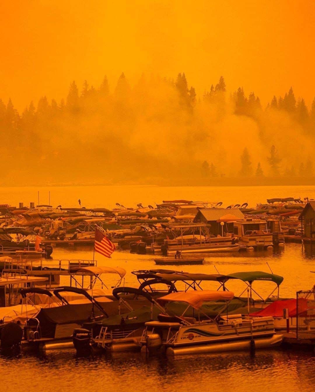 Discover Earthさんのインスタグラム写真 - (Discover EarthInstagram)「The first image looks like a bridge into Hell, don't you think ? We are sending our love to all people affected by these wildfires... "Scenes from around Northern California this week, where wildfires continue to spread at alarming rates." #recoverusa 🇺🇸 with @complex #wildfire #california #hellonearth #wildfires #sanfrancisco @recoverearth」9月11日 0時30分 - discoverearth