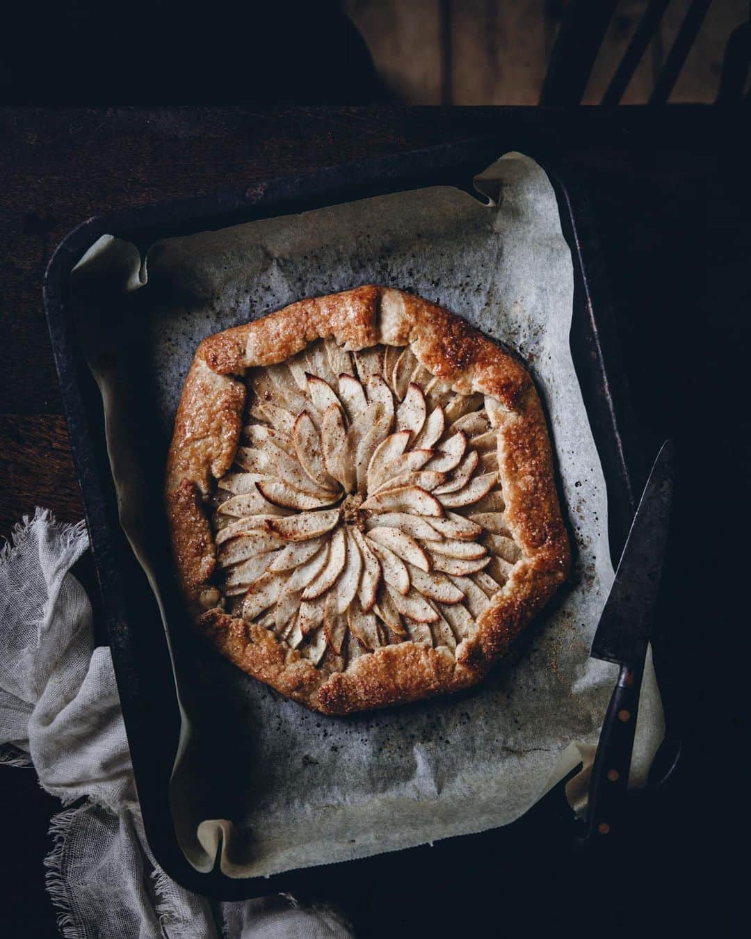 Linda Lomelinoさんのインスタグラム写真 - (Linda LomelinoInstagram)「It’s finally apple season (my favorite!) and I’m thinking about how delicious this apple and pear galette with hazelnut frangipane was 🤤 and how I need to make it again soon. I made this during a workshop a couple of years ago, with @adelasterfoodtextures ♥️ You can find the recipe through the link in my profile ♥️ I picked some apples in @myfeldt’s garden today and I’m thinking about what to make. Any ideas?」9月11日 0時40分 - linda_lomelino