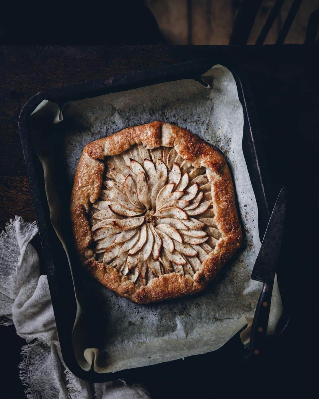 Linda Lomelinoのインスタグラム：「It’s finally apple season (my favorite!) and I’m thinking about how delicious this apple and pear galette with hazelnut frangipane was 🤤 and how I need to make it again soon. I made this during a workshop a couple of years ago, with @adelasterfoodtextures ♥️ You can find the recipe through the link in my profile ♥️ I picked some apples in @myfeldt’s garden today and I’m thinking about what to make. Any ideas?」