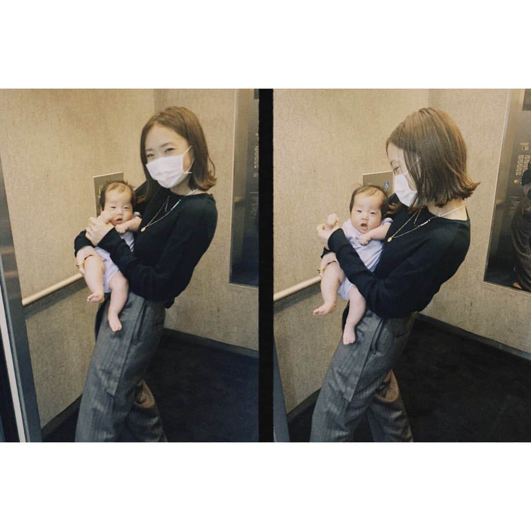 野尻美穂のインスタグラム：「沢山抱っこしてもらって嬉しくてテンション上がり気味のひなたさんでした👌 なんであれすぐに寝かしつけました。母の仕事に付き合ってくれてありがとう🥺👶🏻  そしてライブ観てくれた方、ありがとうございました🌹コメント見切れずで残念😭 トップスとパンツ、着やすくて色違いで昨日も今日も着てる🙂  #wai_ships  #ひなたん通信 #おやすみなさい🌙」