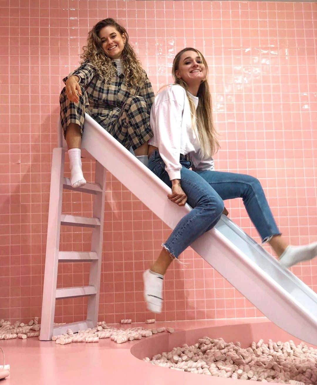 ラウラ・デ・ウィットのインスタグラム：「HAPPY BIRTHDAY SIS 💖 Thankyou for being the clumsiest person on this planet. For teaching me the best dance moves, just like being in a music video. Bringing me to the best coffee places when we are traveling. Effecting everyone around you with your energy. Letting me do your makeup. For not making me do stupid things on my own. For making me cry like a baby a lot. And for inspiring me and making me feel so proud 🤍 LOVEYOU XXX」