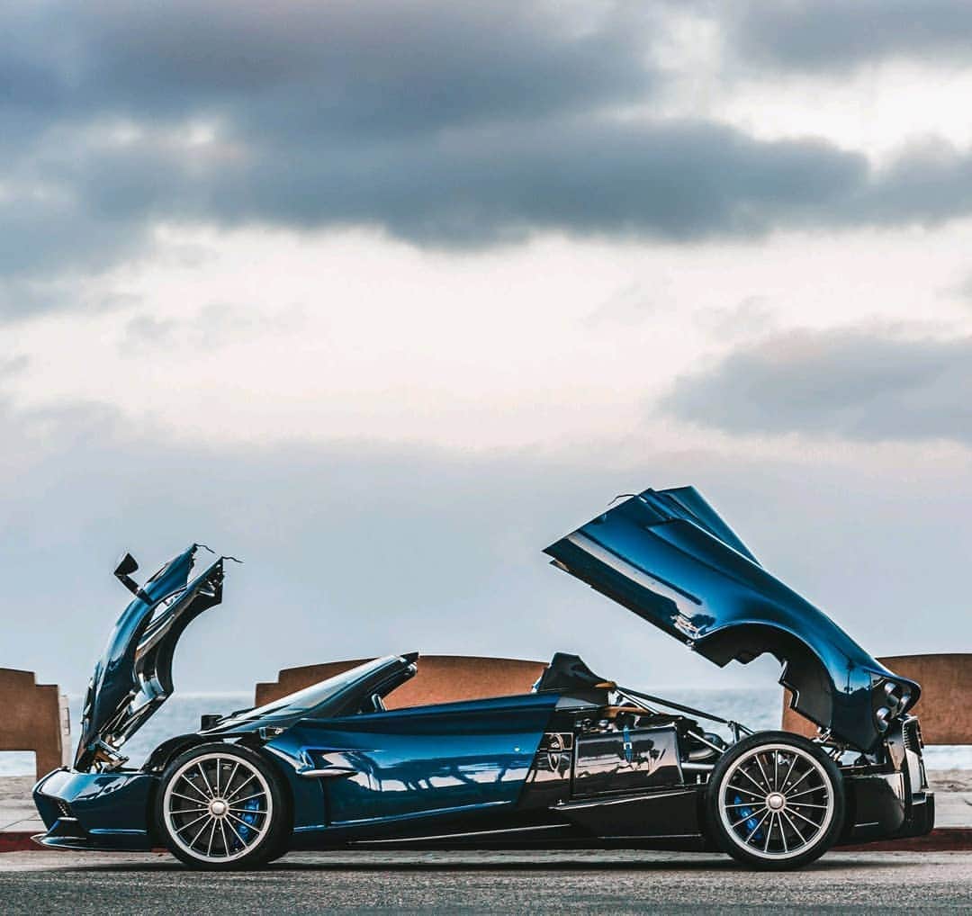 パガーニ・アウトモビリのインスタグラム：「“... the pursuit of beauty as a fundamental concept, an unbridled work of art, intelligence and open-air passion ...” - Horacio Pagani ⠀ With @paganiofbeverlyhills Pic by @pagani_ty ⠀ ⠀⠀ #pagani #huayra #huayraroadster」
