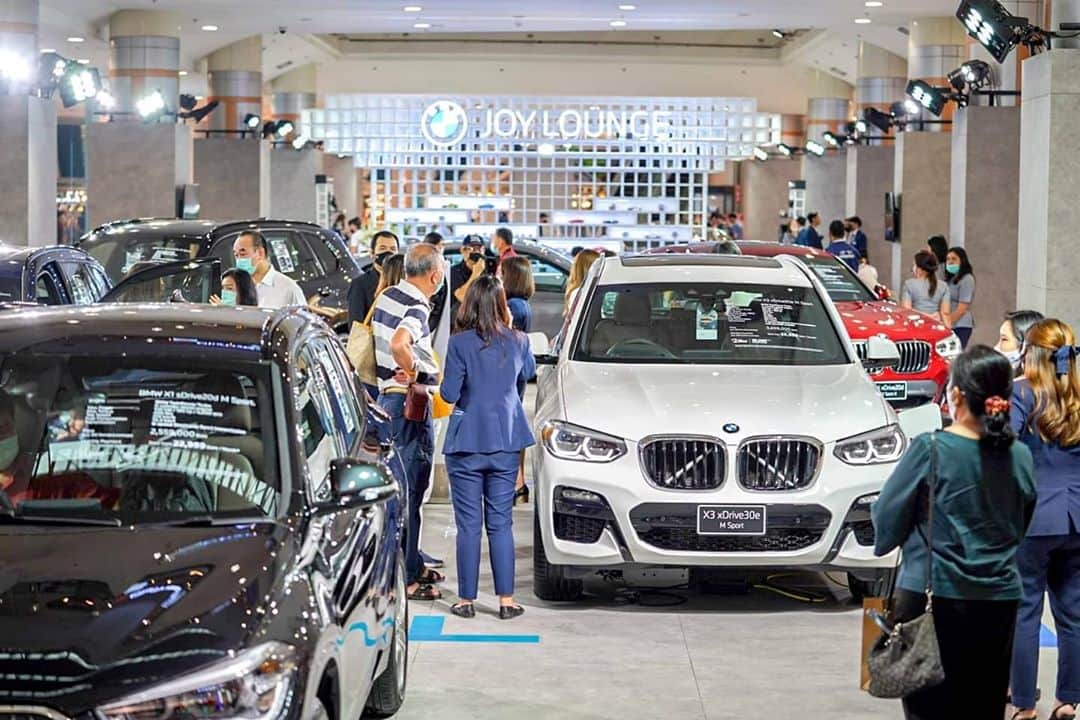 BMW Thailandさんのインスタグラム写真 - (BMW ThailandInstagram)「เริ่มแล้ววันนี้ – 13 กันยายน ที่ เซ็นทรัลพลาซา พระราม 2 กับงาน BMW Xpo 2020 ให้คุณได้สัมผัสและเลือกซื้อรถบีเอ็มดับเบิลยูที่ใช่ กับทางเลือกที่หลากหลายและตอบโจทย์ทุกไลฟ์สไตล์ในการใช้ชีวิต พร้อมรับข้อเสนอพิเศษมากมายสำหรับบีเอ็มดับเบิลยูหลากหลายรุ่น  - ดอกเบี้ย 0% สูงสุด 5 ปี  - ประกันชั้นหนึ่งสูงสุด 2 ปี  - อัพเกรด BSI 6 ปี สำหรับ BMW 5 Series  - ข้อเสนอพิเศษเพิ่มเติมมูลค่าสูงสุด 300,000 บาท สำหรับลูกค้าที่เป็นเจ้าของรถบีเอ็มดับเบิลยู  - คูปองเติมน้ำมันมูลค่าสูงสุด 30,000 บาท - Special Gift สำหรับผู้ที่จองในงาน  สอบถามข้อมูลเพิ่มเติมได้ที่ - BMW Contact Center : 1397 - Line : @BMWLeasing : https://lin.ee/e8LSXa4 - ข้อมูลเพิ่มเติมคลิก : https://bit.ly/31er71b  *เงื่อนไขเป็นไปตามที่บริษัทฯ กำหนด  #BMW #BMWTH #BMWXpo2020 #BMWPowerofchoice」9月11日 0時49分 - bmwthailand