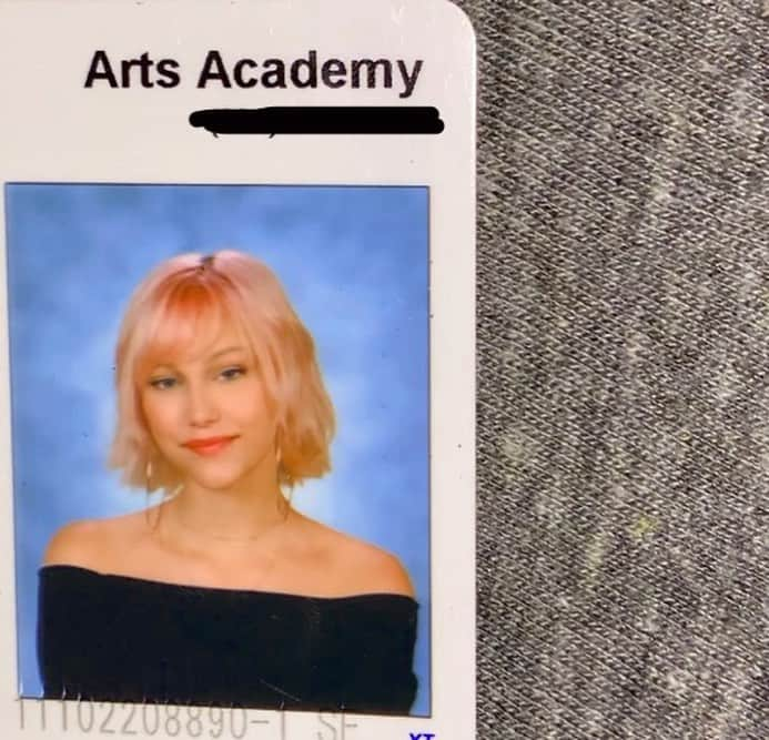 グレース・ヴァンダーウォールさんのインスタグラム写真 - (グレース・ヴァンダーウォールInstagram)「Dump + got my student ID last night and it’s my first good school photo and I’m hype🐄🐮」9月11日 0時49分 - gracevanderwaal