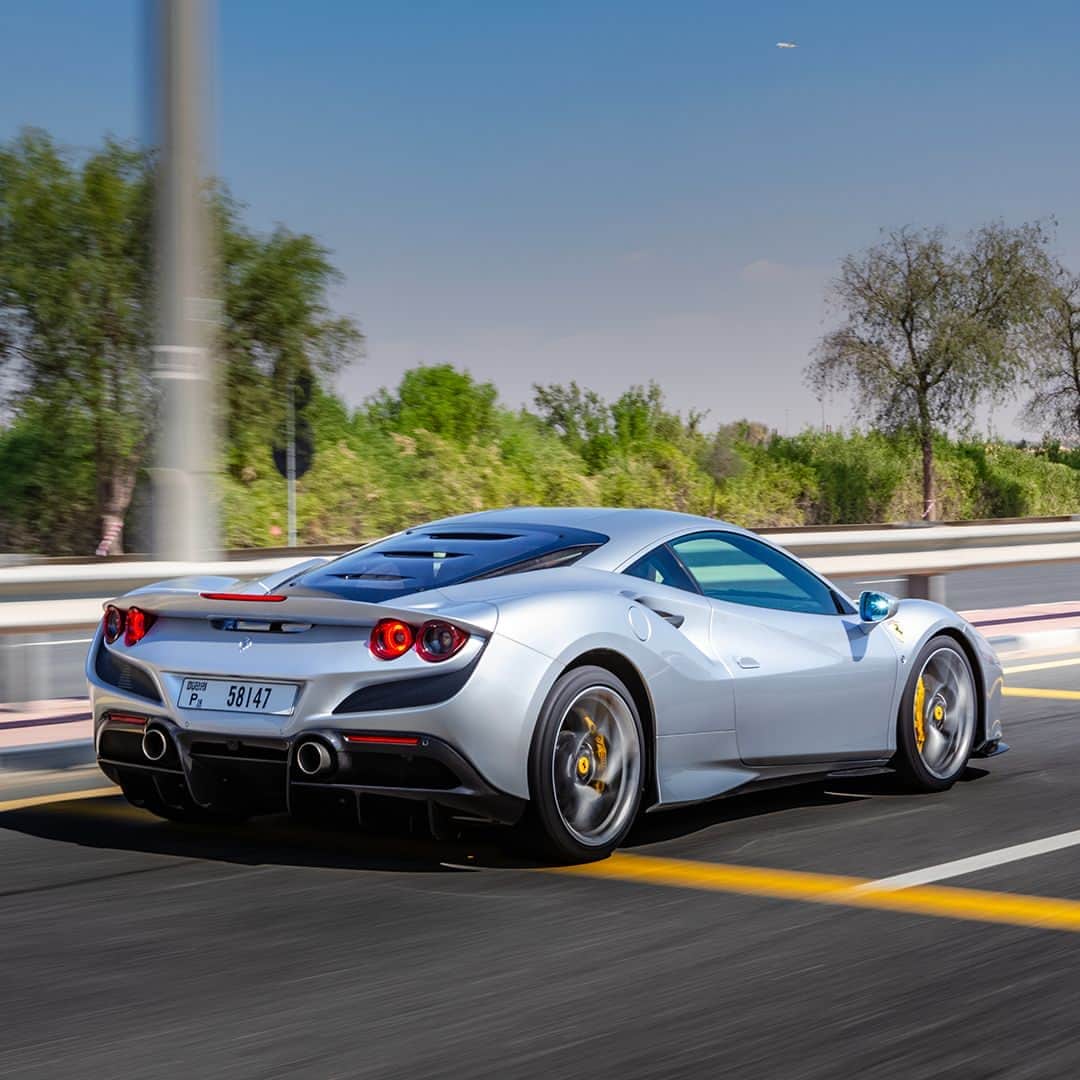 フェラーリさんのインスタグラム写真 - (フェラーリInstagram)「The #FerrariF8Tributo effortlessly cruises in #Dubai. The mid-rear-engined sports car represents the highest expression of #Ferrari’s two-seater berlinetta and features an incredibly powerful V8 engine. #CarsWithoutLimits」9月11日 0時45分 - ferrari