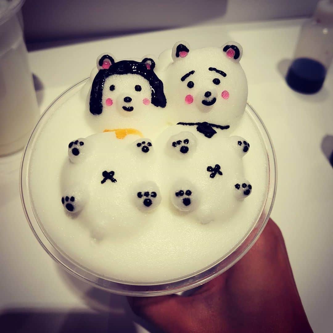 ジョリン・ツァイのインスタグラム：「請來領取您歪掉的奶泡咖啡…… 🤣🤣🤣 #今晚想來點 #文具咖啡廳的部分 #假髮熊 #coffeefun #milkymilky #bubbledoll」