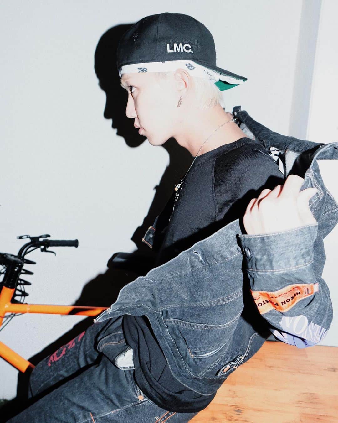 ソン・ファミンのインスタグラム：「@heronpreston x @levis 🧡🖤」
