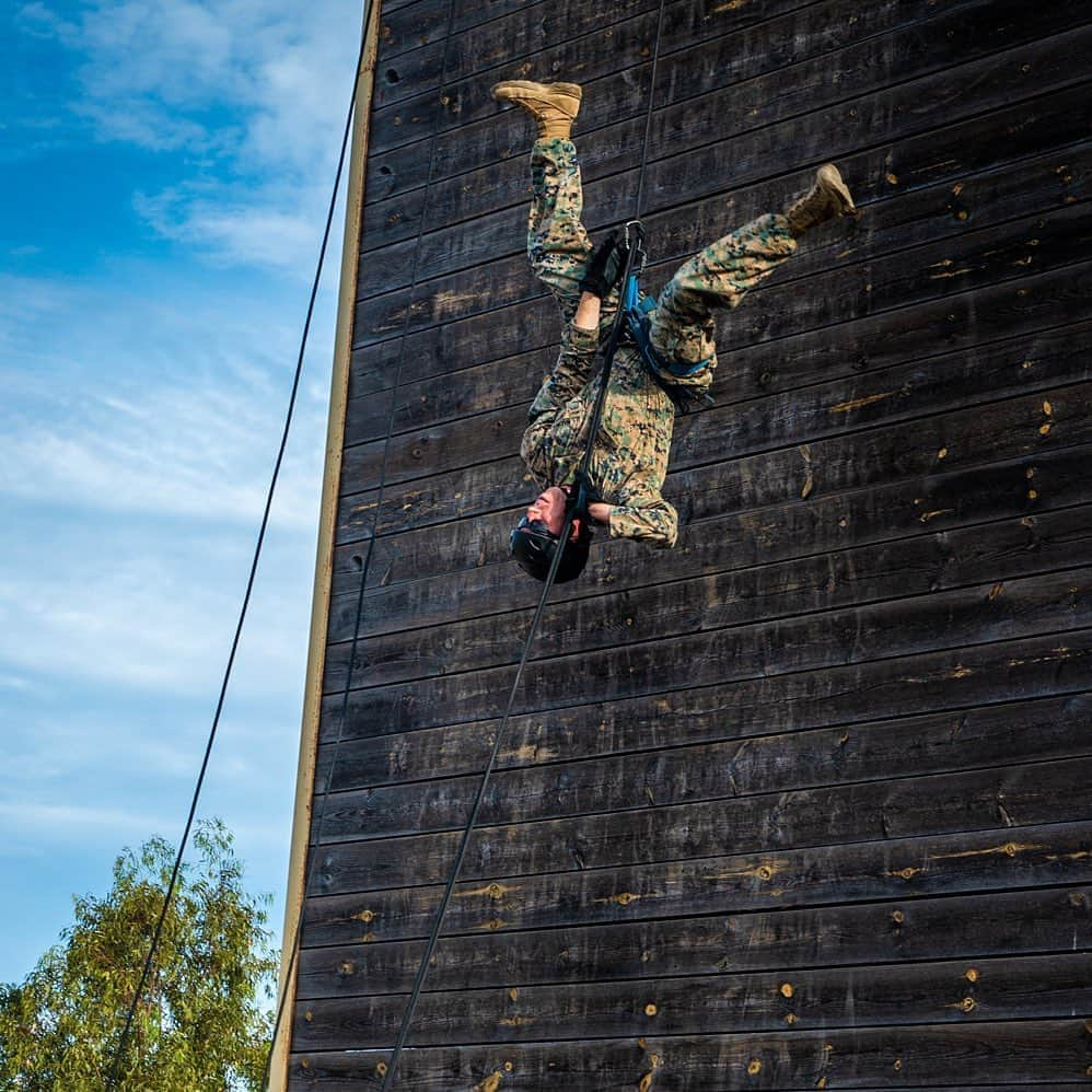 アメリカ海兵隊さんのインスタグラム写真 - (アメリカ海兵隊Instagram)「This Is The Story All About How...  Staff Sgt. Roberto Perez demonstrates safety precautions during rappelling training in Rota, Spain, for @USNavy Seabees assigned to Naval Mobile Construction Battalion 133.   NMCB 133 is forward-deployed to execute construction, humanitarian assistance, and theater security cooperation in the U.S 5th, 6th, and 7th fleet areas of operation. (U.S. Navy photo by Mass Communication Specialist 2nd Class George M. Bell)  #USMC #Marines #Military #Seabees」9月11日 0時53分 - marines