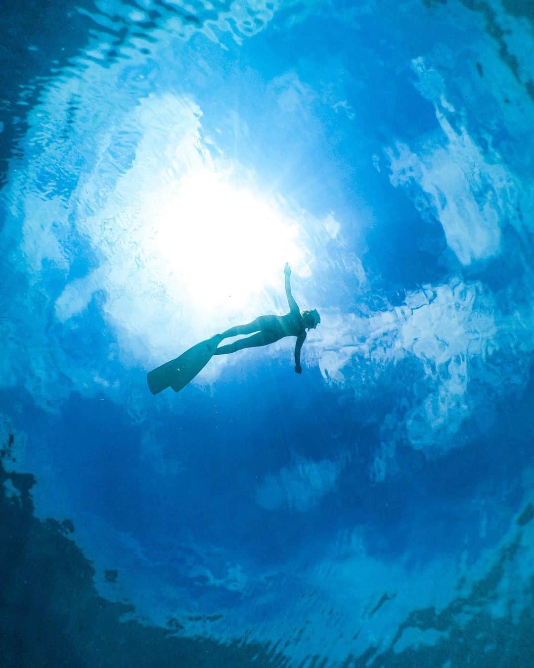 maakoさんのインスタグラム写真 - (maakoInstagram)「きっと今は自由に空も飛べるはず🕊☁️🧊  📸 #gopro #selfie #ゴープロ水底置き撮り💎 @goprojp 🤿Mask&fins @gull_diving1955 Fins👣barracuda」9月11日 0時55分 - maakomind