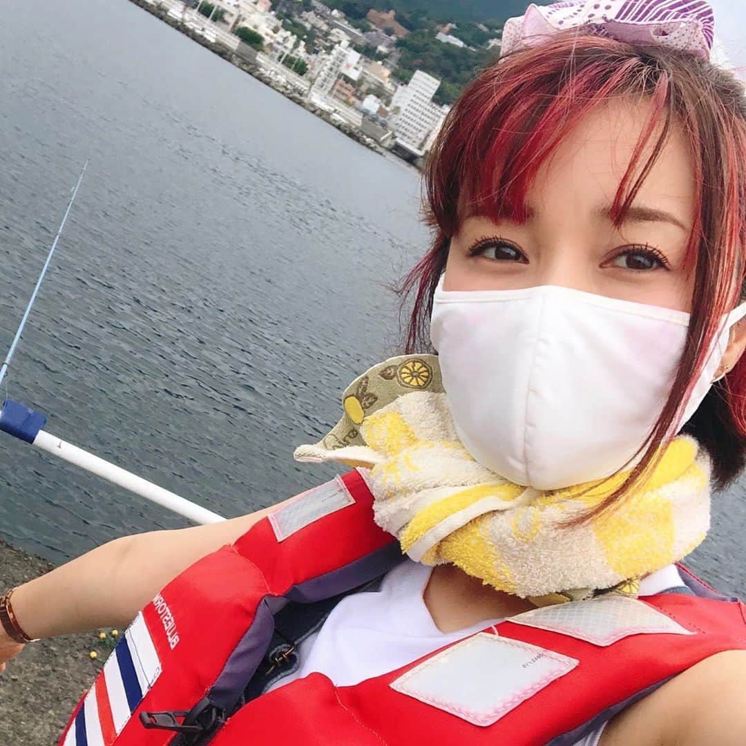 たかはしゆいさんのインスタグラム写真 - (たかはしゆいInstagram)「・ 海で釣りー！！！！！！ 楽しい！楽すぎる！ 久しぶりに釣りに行ってテンションあがったぁ😍❤️😍❤️ ・ 短時間にしては大漁❤️ ・ ・ #海 #雨女すぎてつらい #途中雨降った #でもそんなの関係ねぇ #釣り #大漁 #たかはしゆい」9月11日 0時57分 - t.yuirin