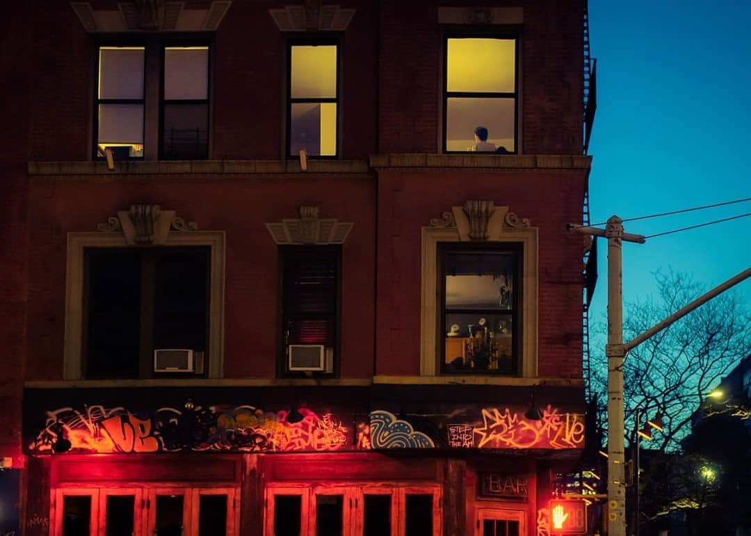 National Geographic Travelさんのインスタグラム写真 - (National Geographic TravelInstagram)「Photo by @dina_litovsky  New York City during the pandemic offered scenes reminiscent of Edward Hopper paintings. As restaurants and bars remained closed, the dark streets were punctuated by lights in residential windows. The windows glowed like fireflies through the night, offering glimpses of domestic warmth. For more images of night in NYC, follow me @dina_litovsky.」9月11日 1時06分 - natgeotravel