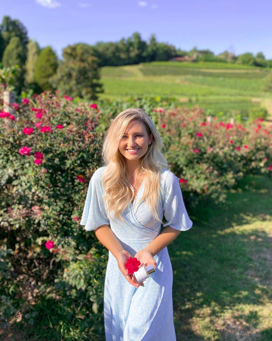 サシャ・カリスのインスタグラム：「Stopping to smell the roses 🌹  One of my favorite spots in Georgia 🥰 Loving our new scents from @dossier.perfumes Derek got “oriental woody” from the men’s line and I got “fresh floral”. My scent reminds me of the summer roses here! 🌹❤️ You can use code “bahamasgirl10” for a discount! 😘」