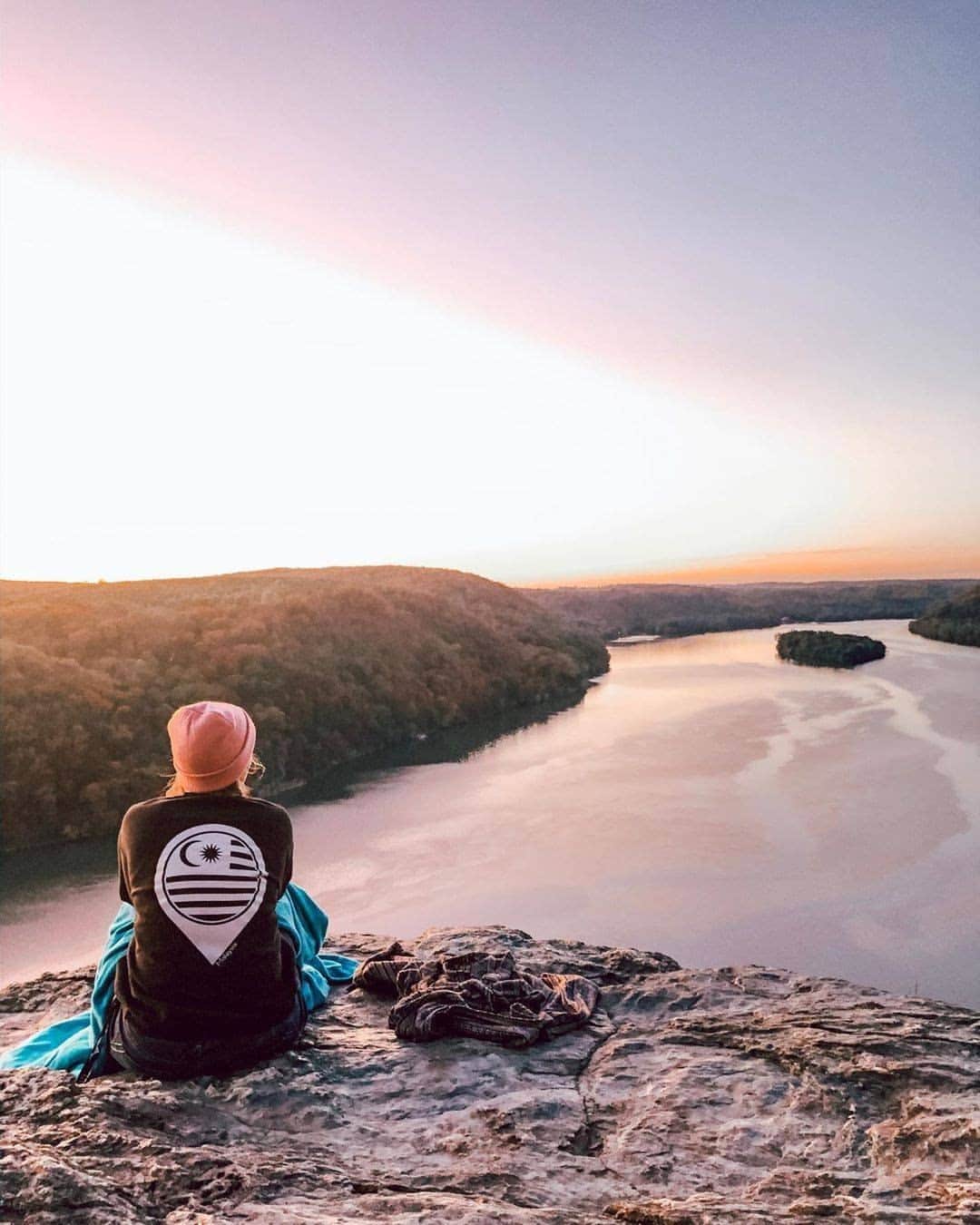 Visit The USAさんのインスタグラム写真 - (Visit The USAInstagram)「A short trail will lead you to this beautiful view in southern Pennsylvania. 😍  The Pinnacle Overlook is a great spot for photos 📸 overlooking the Susquehanna River Valley. Grab a friend (or a tripod) to capture sunrise and sunset at this spot! #VisitTheUSA 📸 : @ali.nicole.s」9月11日 1時00分 - visittheusa