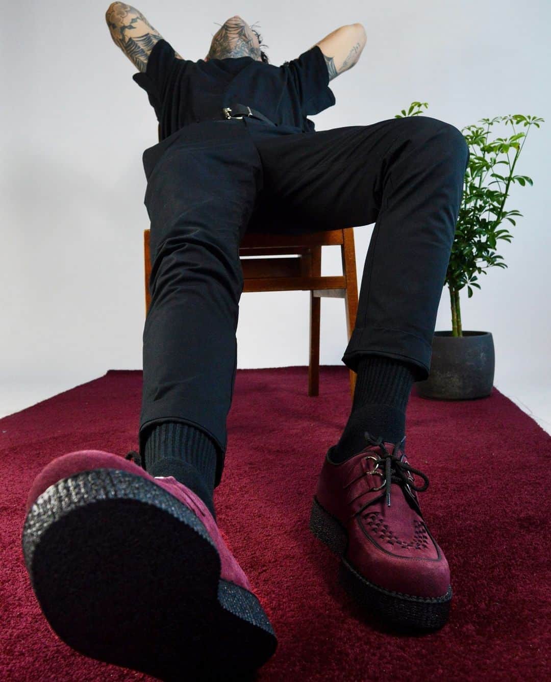 アンダーグラウンドのインスタグラム：「Ray wears the Origianl Wulfrun Creeper- this version in a luxury Burgundy Suede. Algender and shipping worldwide from our online studio.⁠ ⁠ ⁠ #UndergroundEngland #UndergroundShoes #UndergroundCreeper #WulfrunCreeper #Creepers #Underground #Wulfrun #OriginalCreeper #algender」
