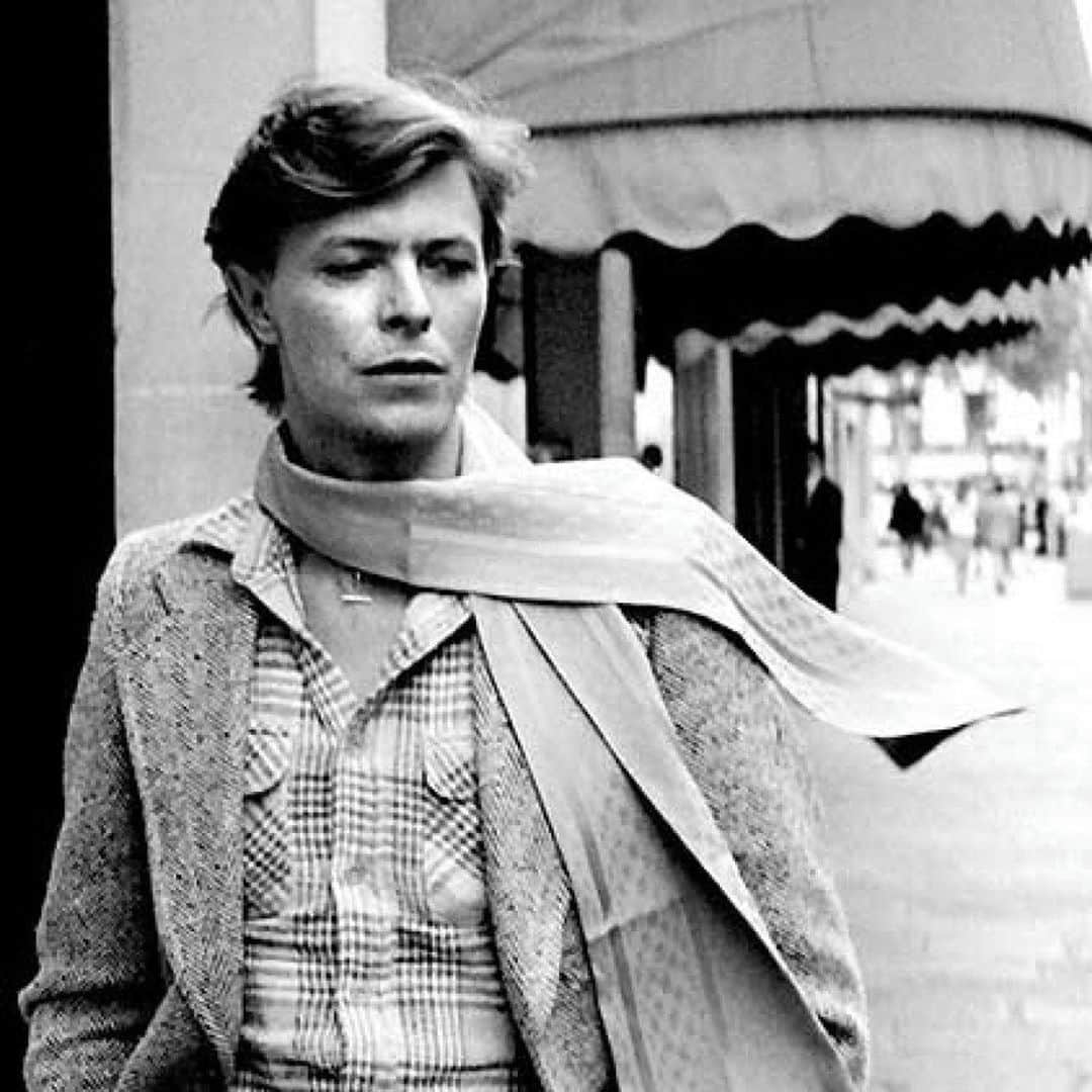 ボリオリさんのインスタグラム写真 - (ボリオリInstagram)「Giradischi. David Bowie.⁣ ⁣David Bowie was not only an innovator in music, but also in fashion.⁣ Let's imagine opening David Bowie's wardrobe, from the 1960s to today, where the clothes are hung in chronological order. We would find loose pants and fluttering blouses, to begin with, with a cigarette holder in the accessory compartment. Then we would probably be struck by the psychedelic prints of the 70s, but this sector of the closet would soon leave ample space for space suits, wedge boots, extraterrestrial outfits, as a Martian: surely we would find the Ziggy Stardust outfit designed by Freddie Burretti.⁣ Later this man from outer space becomes more and more avant-garde, and the legendary 'Aladdin' suit by Kansai Yamamoto appears. Leaving behind the years of provocation that will remain indelible in the collective imagination, the White Duke arrives with his very elegant, refined style and elegance takes the place of provocation.The Duke and the jackets. He changes and transforms the important jackets to adapt them to the styles of the passing years.⁣ Link in bio⁣ #giradischi #davidbowie #bowie #ziggystardust #ducabianco #davidbowieforever @davidbowie @bowiegram #bowieforever #iman @the_real_iman #kansaiyamamoto #whiteduke #chinagirl #letsdance」9月11日 1時01分 - boglioliofficial