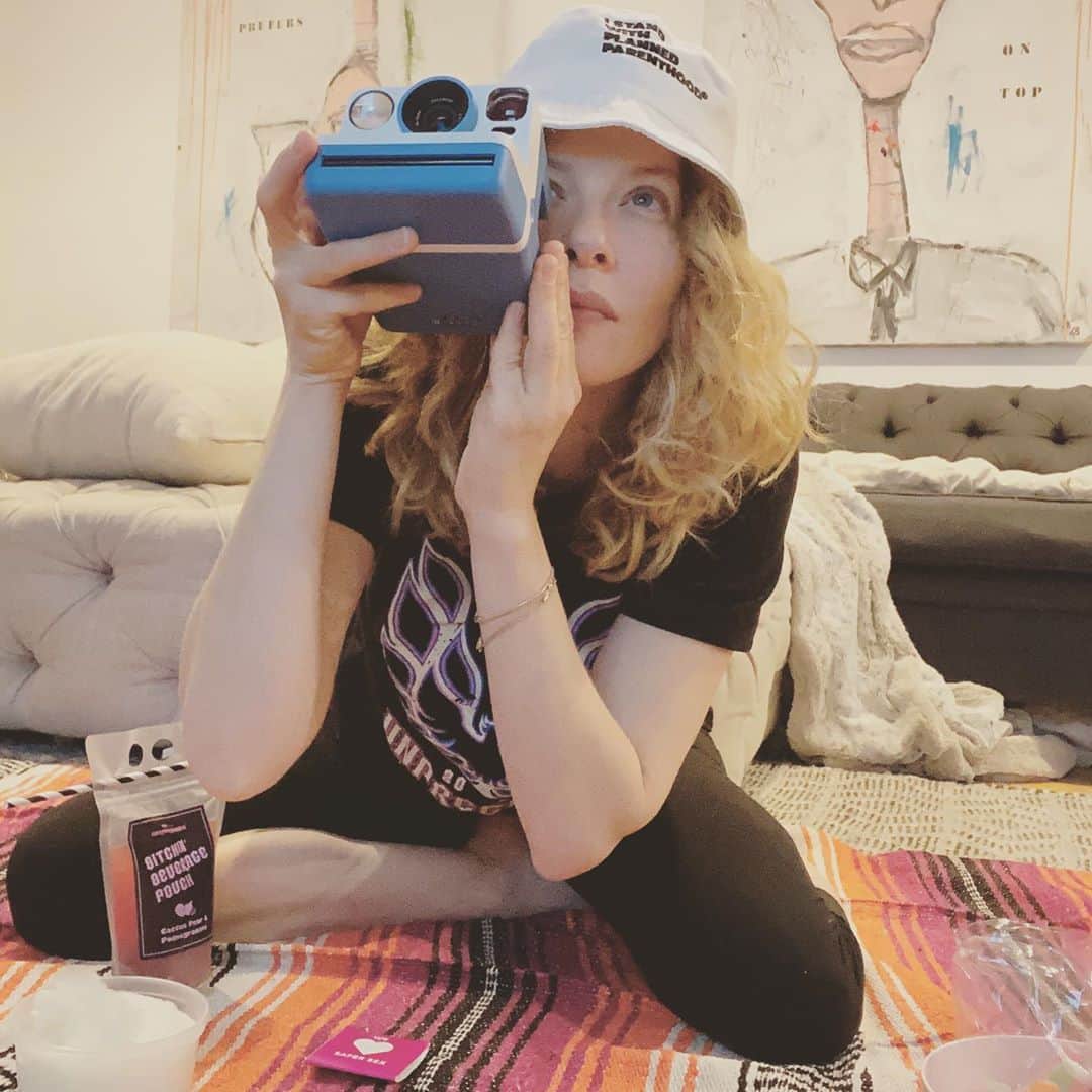 レイチェル・レフィブレのインスタグラム：「Can movie premieres please stay this way forever? No face paint, overpriced dresses, no judging the guests who show up to support the film; just having a great time enjoying a movie?!?!👖🧦🍿🍫🍬👀🎬 @unpregnantmovie is special- young women need to see their pregnancy stories told without shame so they can feel empowered in both their bodies and their choices. Wish my friends and I had seen ourselves reflected this way.  Thank you @HBOMax for the fun premiere gift box but the best #GiftFromHBOMax is your support of Planned Parenthood and Rock the Vote ✔️in honor of this film. Ladies, your body and your ballot belong to you alone! 💪🏻👊🏻 @plannedparenthood @rockthevote   #UnpregnantPremiere」