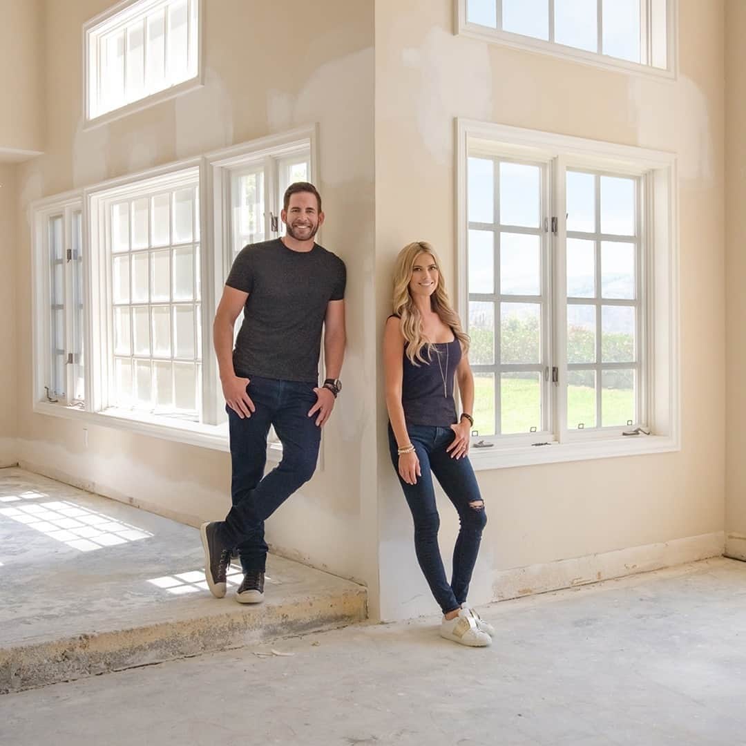 HGTVさんのインスタグラム写真 - (HGTVInstagram)「The iconic flipping duo is back at it again starting Thursday, October 15 at 9|8c. 🙌 Get the details on the Season 9 premiere of #FlipOrFlop at the link in our bio!」9月11日 1時02分 - hgtv