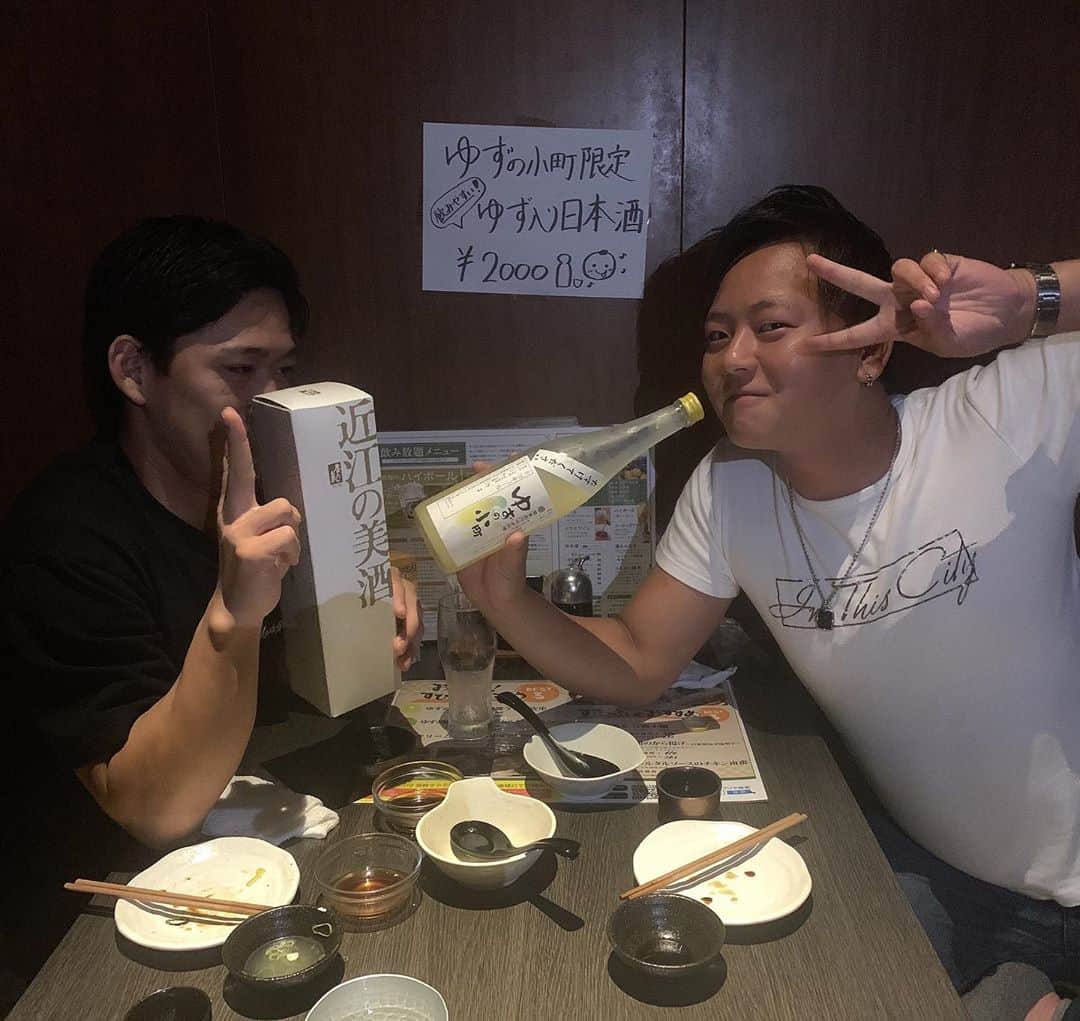 のインスタグラム：「. 本日もご来店ありがとうございます😊 販売中のゆずの日本酒第1号のお客様です🥺❤︎ 飲み放題されてるけど気になったみたいで 買っていただきました🙇🏻‍♀️🙇🏻‍♀️ お家でもぜひゆずを堪能して下さい🍶  #ゆずの小町　#京橋　#居酒屋　#個室　#飲み放題　#食べ放題　#日本酒 #instalike  #illustration  #instagood  #instafood  #instagram」