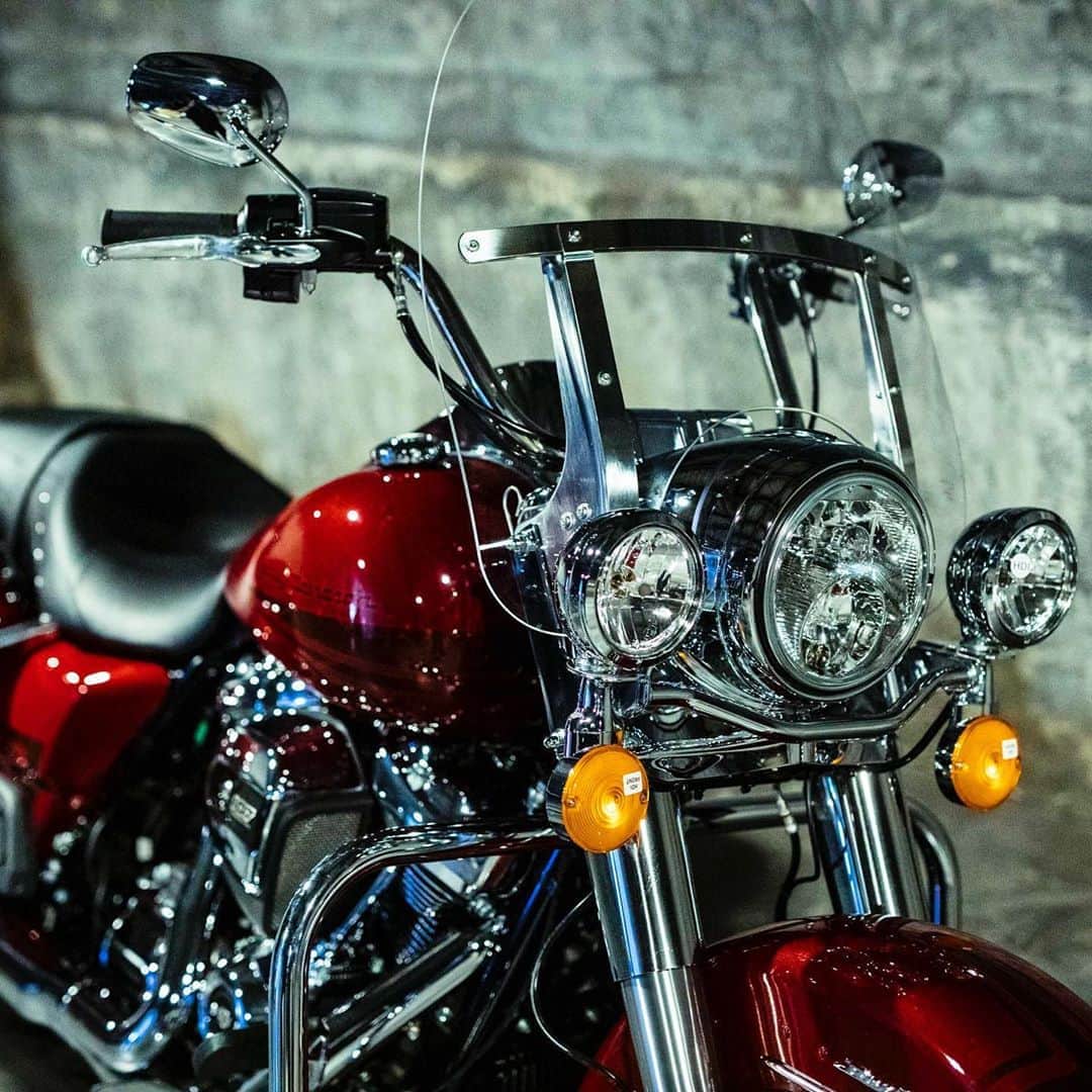 Harley-Davidson Japanさんのインスタグラム写真 - (Harley-Davidson JapanInstagram)「気品と風格。#ハーレー #harley #ハーレーダビッドソン #harleydavidson #バイク #bike #オートバイ #motorcycle #ロードキング #roadking #flhr #ツーリング #touring #インドア #indoor #情景 #scene #鼓動 #pulse #2020 #自由 #freedom」9月11日 1時03分 - harleydavidsonjapan
