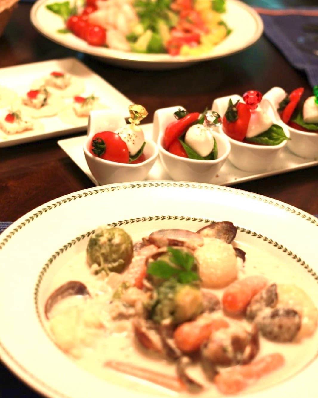 鈴木あさみのインスタグラム：「My favorite Clam chowder🍴🍴.  魚介のクラムチャウダーを作りました🍴  魚介がごろごろしたチャウダーが私の大好物。  カプレーゼとともに。」