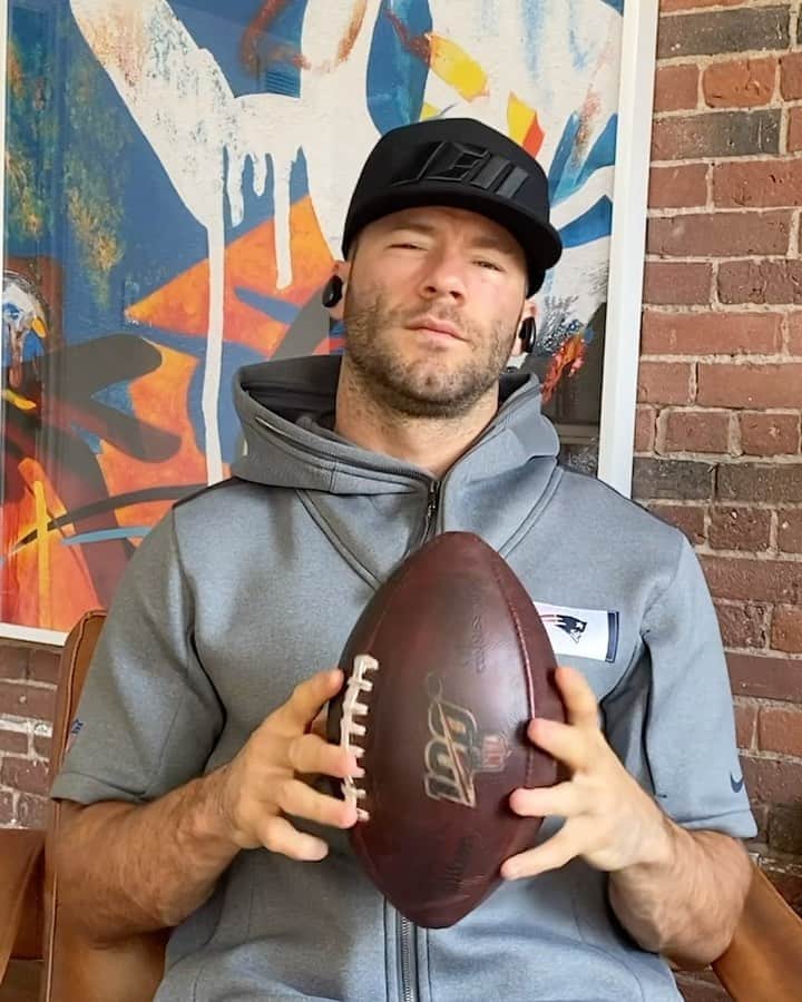 ジュリアン・エデルマンのインスタグラム：「Of course we get 11 levels of noise cancelation in these little earbuds. 😉 Turn em on... football is back. #BoseEarbuds #FeelItAll #TeamBose」