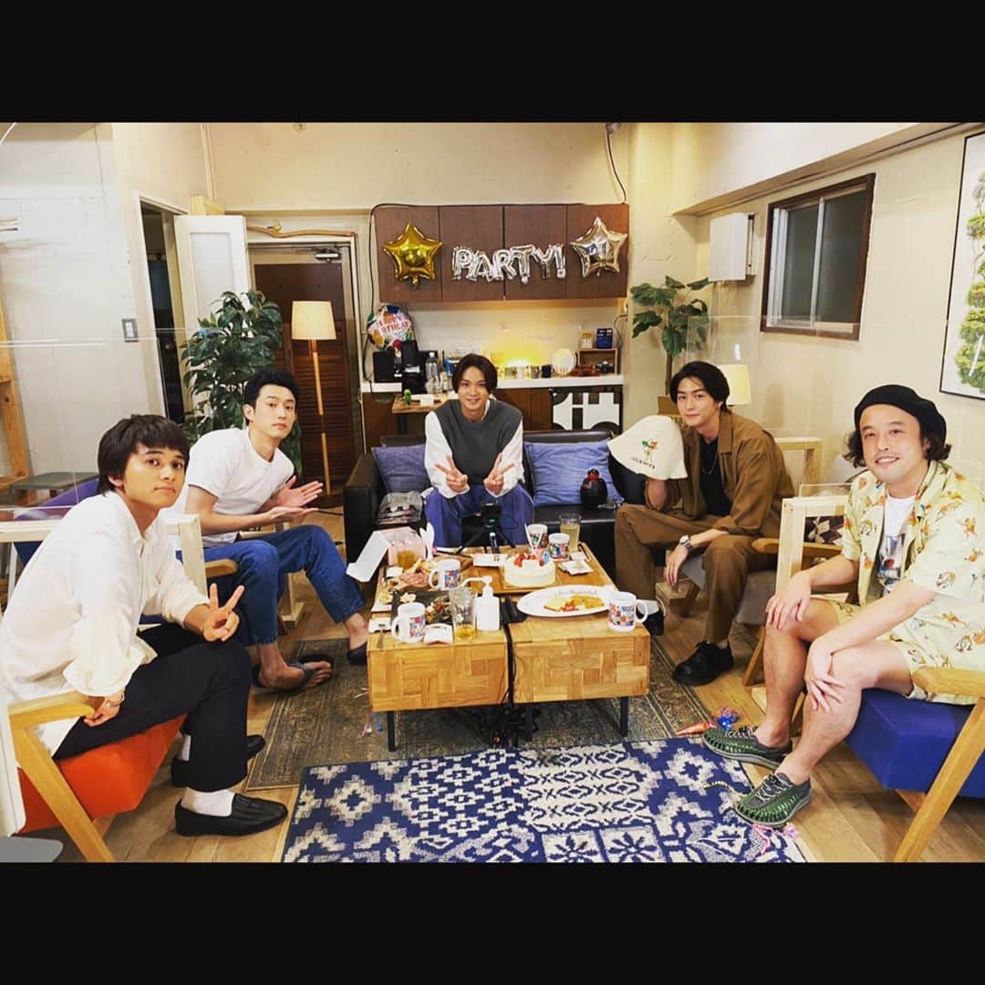 磯村勇斗のインスタグラム：「. 大好きな先輩と大好きな仲間達  イベントを支えて下さったスタッフさん そして  いつも沢山応援して下さるファンの皆様  に囲まれて無事28歳の誕生日を迎える事ができました。  胸がいっぱいです。沢山愛を貰いました。  本当にありがとうございます。  これからも出会う人々を大切にしていきます。  #やついいちろう さん #稲葉友　 #杉野遥亮 #北村匠海 #感謝 #2020911」