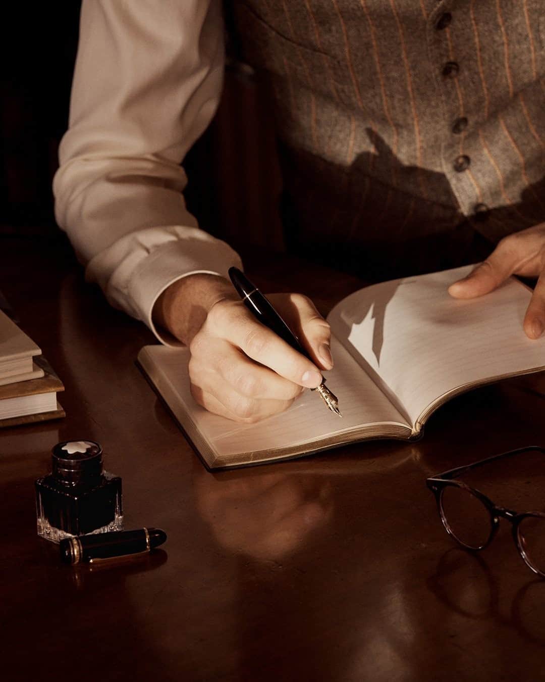MR PORTERのインスタグラム：「You’ll have to wait until February 2021 to see all our Kingsman collection on the big screen in The King’s Man. But, until then, you can live out your gentleman spy fantasies through the 161-piece Kingsman collection, which is available now exclusively on MR PORTER via the link in bio. #MRPORTERxKingsman @smythson @montblanc」