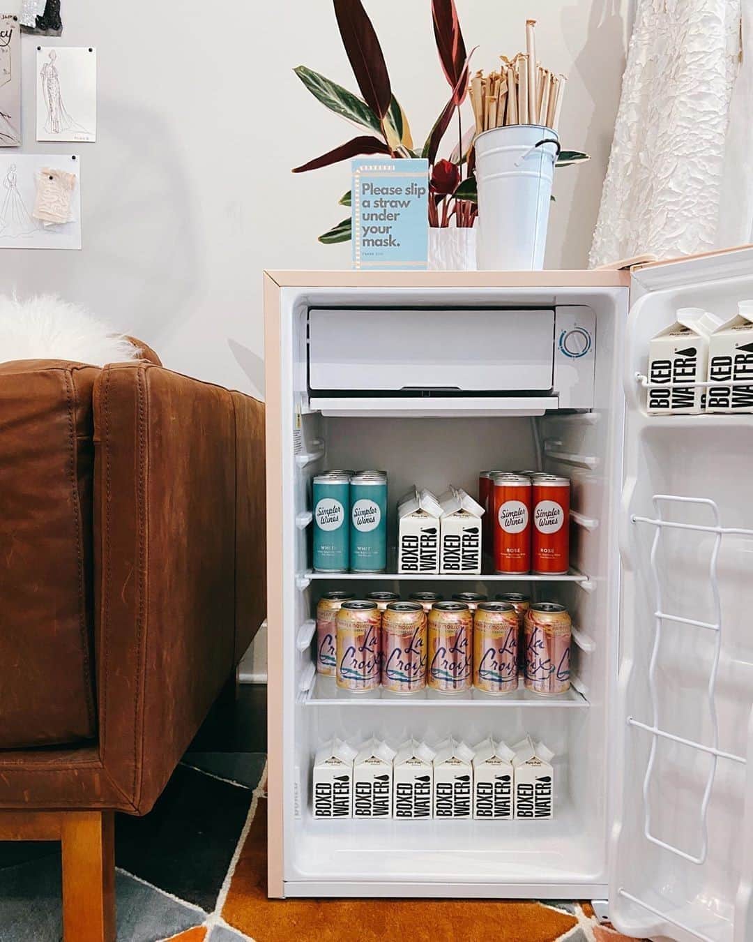 BoxedWaterさんのインスタグラム写真 - (BoxedWaterInstagram)「Honey Bridal knows how to put sustainability on brides-to-be but also on display! ✨ Check out our wholesale program and stock your business with Boxed Water! 📷: @honey_bridal」9月11日 2時00分 - boxedwater