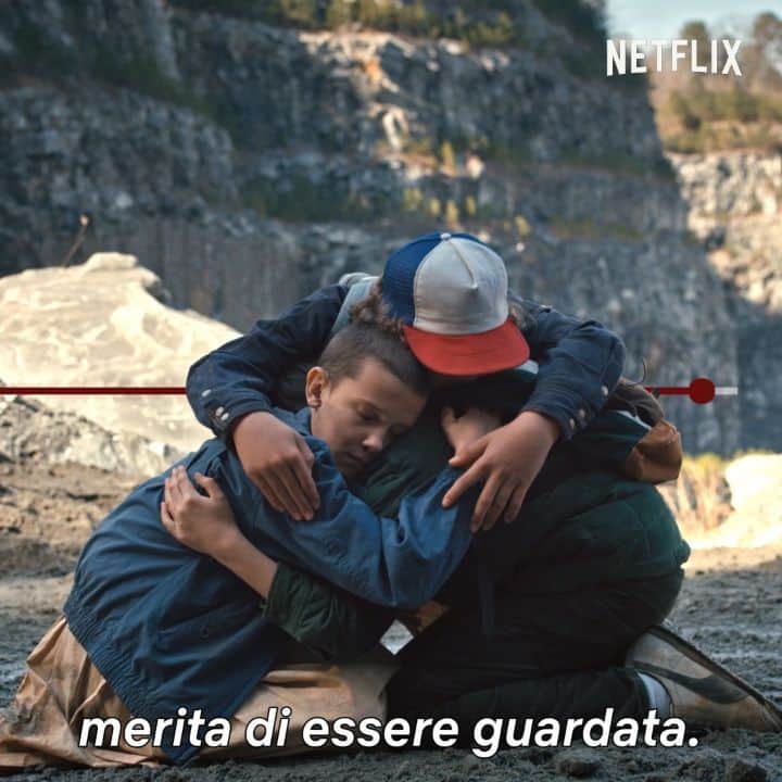 ベアトリーチェ・ヴィオのインスタグラム：「Negli ultimi mesi abbiamo vissuto tutti le stesse situazioni e provato le stesse emozioni. Nello stesso momento. Come se fossimo tutti lì, sullo stesso divano, anche se a chilometri di distanza. 🛋️🍿 Solo una storia ci separa.  P.S. tra l'altro, tra le varie storie c'è anche la mia 😜 @netflix @netflixit」