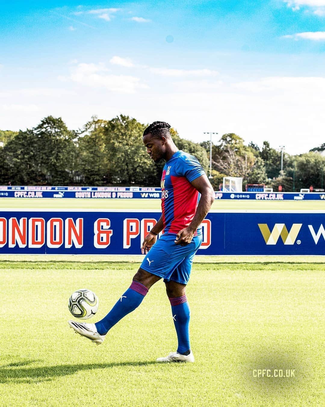 クリスタル・パレスFCさんのインスタグラム写真 - (クリスタル・パレスFCInstagram)「🗣️ @mbatshuayi: "I feel like I'm home now."   #CPFC #PremierLeague #PL #Batshuayi」9月11日 1時53分 - cpfc