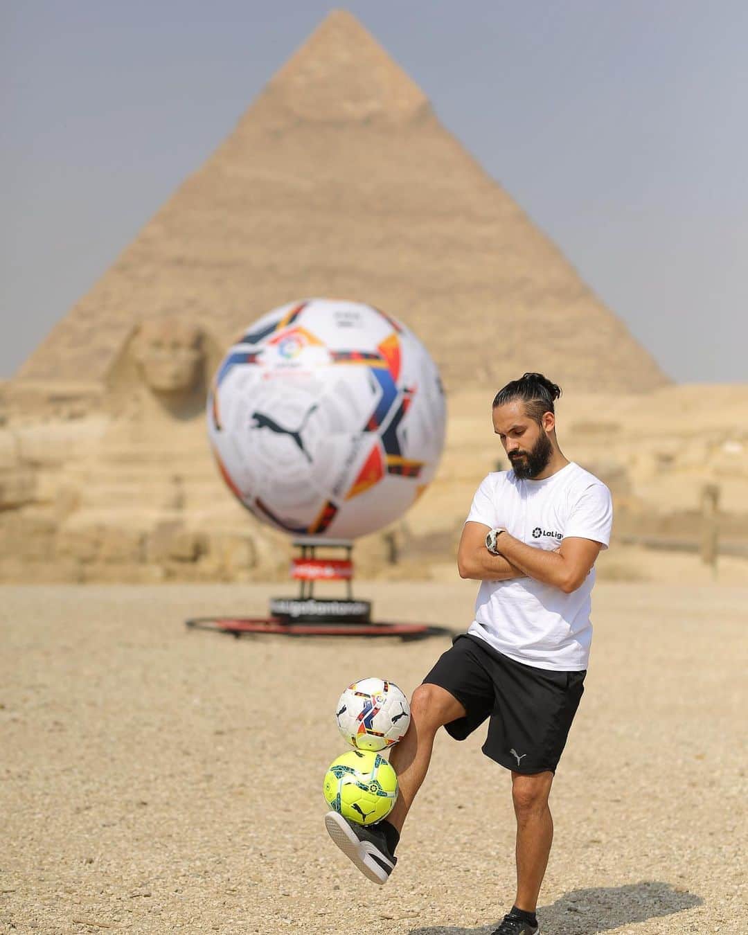 LFPさんのインスタグラム写真 - (LFPInstagram)「😍⚽️ The new #LaLigaSantander balls have paid a visit to the Great Pyramid of Giza!  😍⚽️ ¡Los nuevos balones de #LaLiga Santander ya conocen la Gran Pirámide de Guiza!  #ViveLaLigaSantander」9月11日 1時53分 - laliga