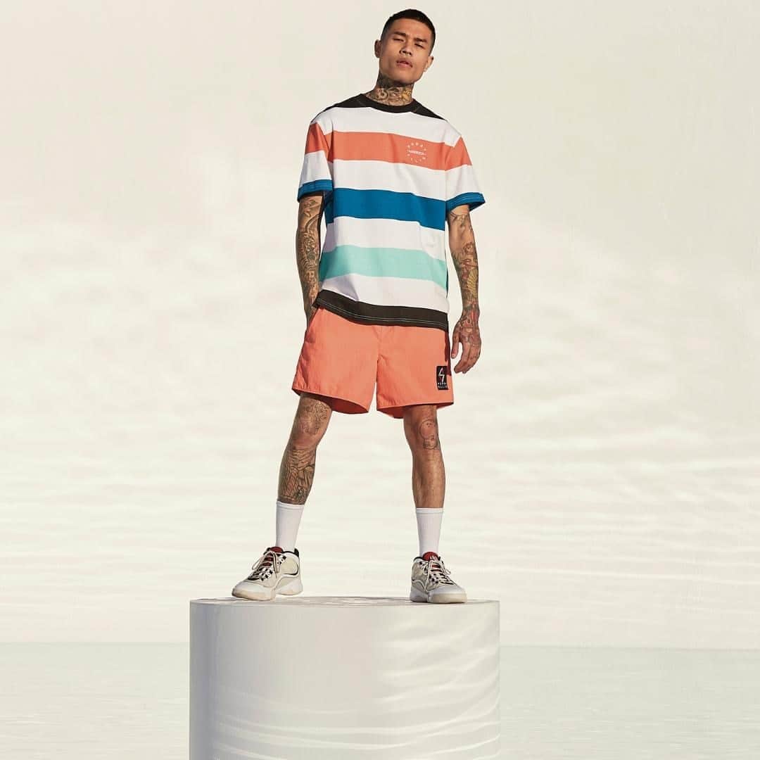 ペリーエリスのインスタグラム：「Limited-edition exclusive recreations of our most iconic 90s streetwear styles. #lifereadysince1976」