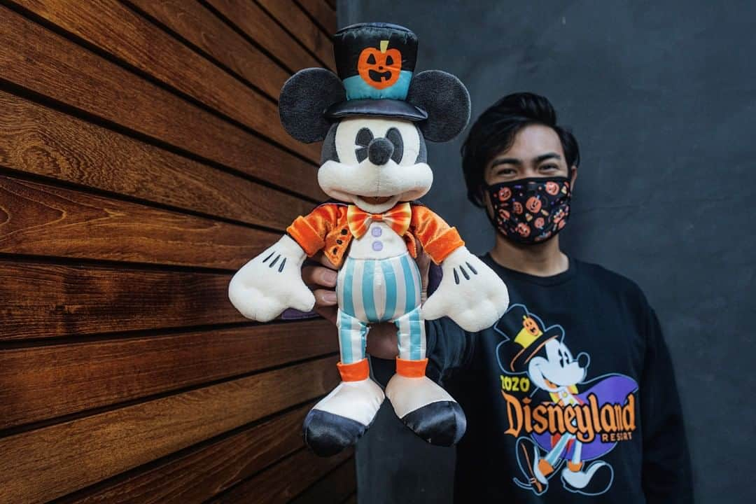 ディズニーランドさんのインスタグラム写真 - (ディズニーランドInstagram)「Have you seen the new Halloween-themed merchandise materialize at Downtown Disney District? Take a shriek peek for yourself at these spooktacular items. 🎃」9月11日 2時01分 - disneyland