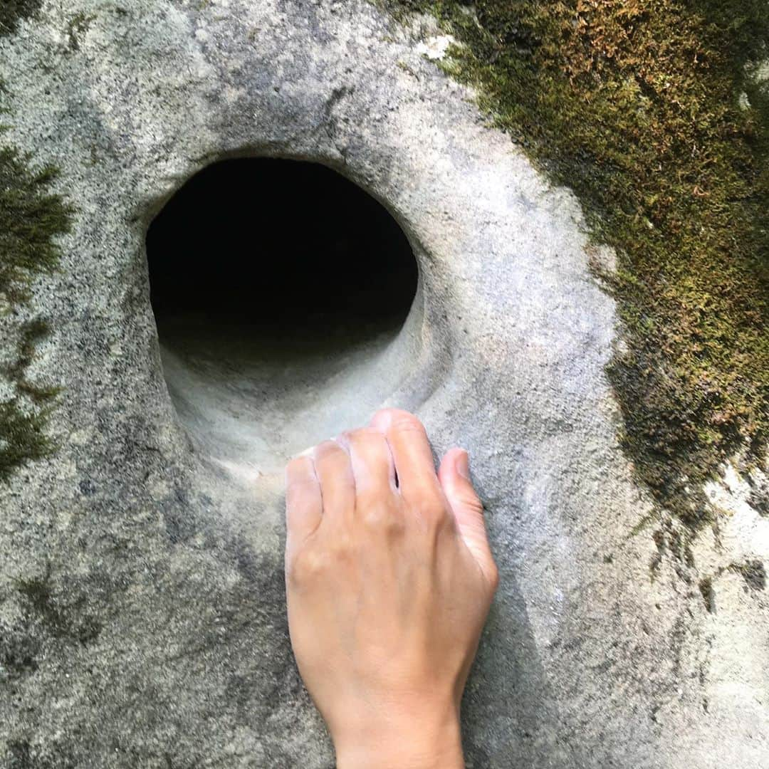 キリアン・フィッシュフーバーのインスタグラム：「When it comes to sandstone bouldering in Europe it seems like there’s no match for Fontainebleau. But italian sandstone around Ascoli Piceno could be a tough contender!」