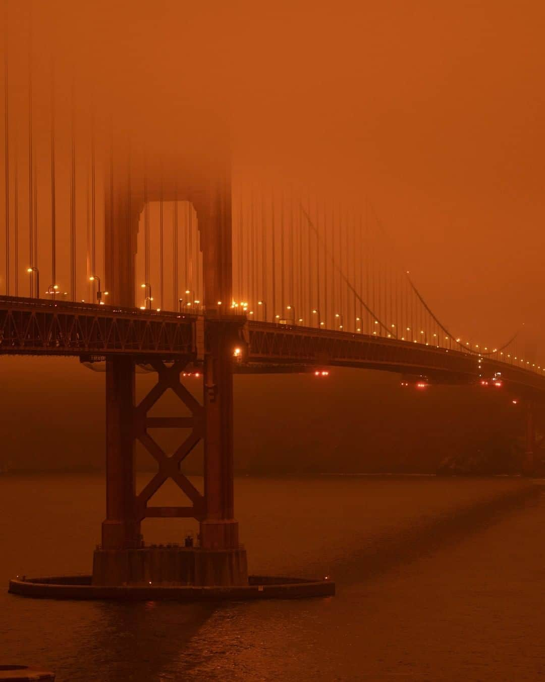 Discoveryさんのインスタグラム写真 - (DiscoveryInstagram)「The Golden Gate Bridge stands shrouded in an orange smoke filled sky in San Francisco, California. Major wildfires continue to blaze across the entire West Coast of the US from Washington state to Southern California. For more photos, visit Discovery.com/FireSky  Photo: Harold Postic/AFP  #californiafires #wildfire #westcoast #fire #goldengatebridge #orangesky」9月11日 2時03分 - discovery