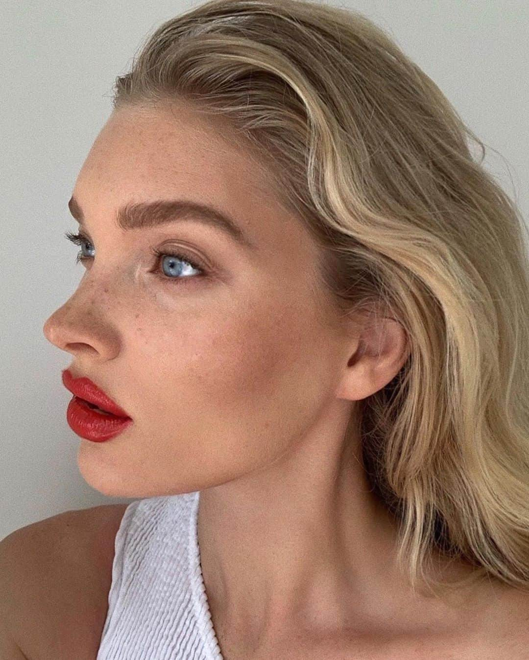 エルザ・ホスクさんのインスタグラム写真 - (エルザ・ホスクInstagram)「The perfect end of summer 👄 shade ❤️」9月11日 2時03分 - hoskelsa