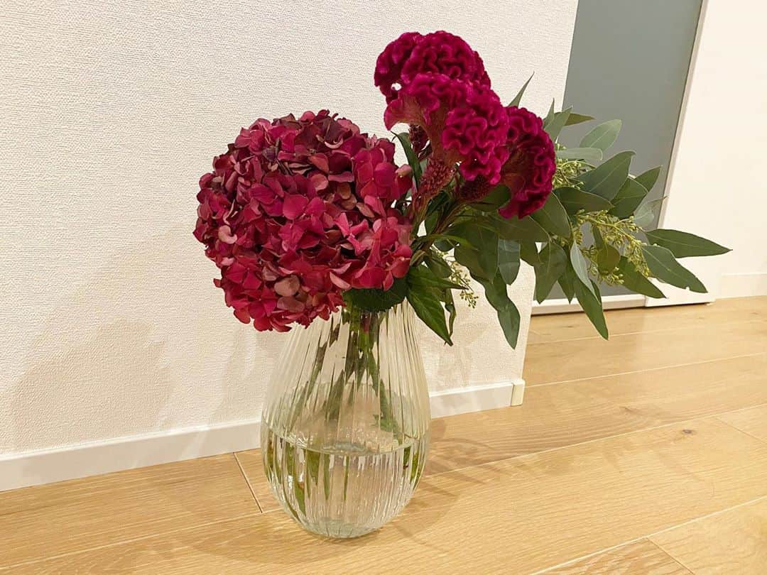 高橋愛さんのインスタグラム写真 - (高橋愛Instagram)「ㅤㅤㅤㅤㅤㅤㅤㅤㅤㅤㅤㅤㅤ ㅤㅤㅤㅤㅤㅤㅤㅤㅤㅤㅤㅤㅤ 田中さんからのお花と FFRKさんからいただいた お花たち。 ㅤㅤㅤㅤㅤㅤㅤㅤㅤㅤㅤㅤㅤ ㅤㅤㅤㅤㅤㅤㅤㅤㅤㅤㅤㅤㅤ いろんなところに ㅤㅤㅤㅤㅤㅤㅤㅤㅤㅤㅤㅤㅤ いろんなお花を。 ㅤㅤㅤㅤㅤㅤㅤㅤㅤㅤㅤㅤㅤ ㅤㅤㅤㅤㅤㅤㅤㅤㅤㅤㅤㅤㅤ  めちゃ　きれい。 ㅤㅤㅤㅤㅤㅤㅤㅤㅤㅤㅤㅤㅤ ㅤㅤㅤㅤㅤㅤㅤㅤㅤㅤㅤㅤㅤ お尻の花瓶も お気に入り🤍 ㅤㅤㅤㅤㅤㅤㅤㅤㅤㅤㅤㅤㅤ  ㅤㅤㅤㅤㅤㅤㅤㅤㅤㅤㅤㅤㅤ #おはなのあるくらし  #おはなのある暮らし  #おはなのある生活  #きいろといえばわたし #お祝いのお花 #感謝！」9月11日 2時03分 - i_am_takahashi