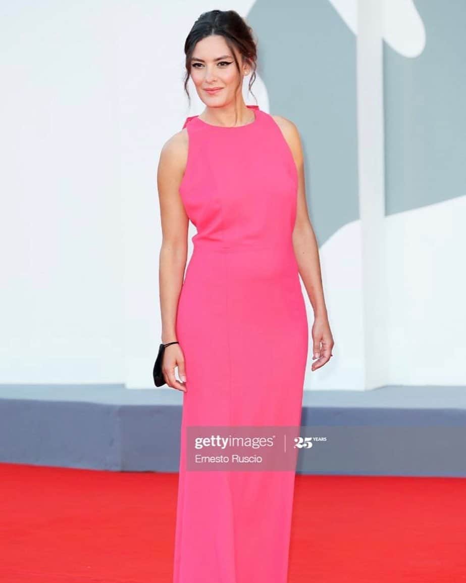のインスタグラム：「@giulsrupi sul Red Carpet del Festival di Venezia con abito @compagniaitaliana  Thanks @giuseppezaccariapress   #venice #filmfestival #actress #eveningdress #event  @giulsrupi on the Red Carpet of the Venice Film Festival wearing @compagniaitaliana」