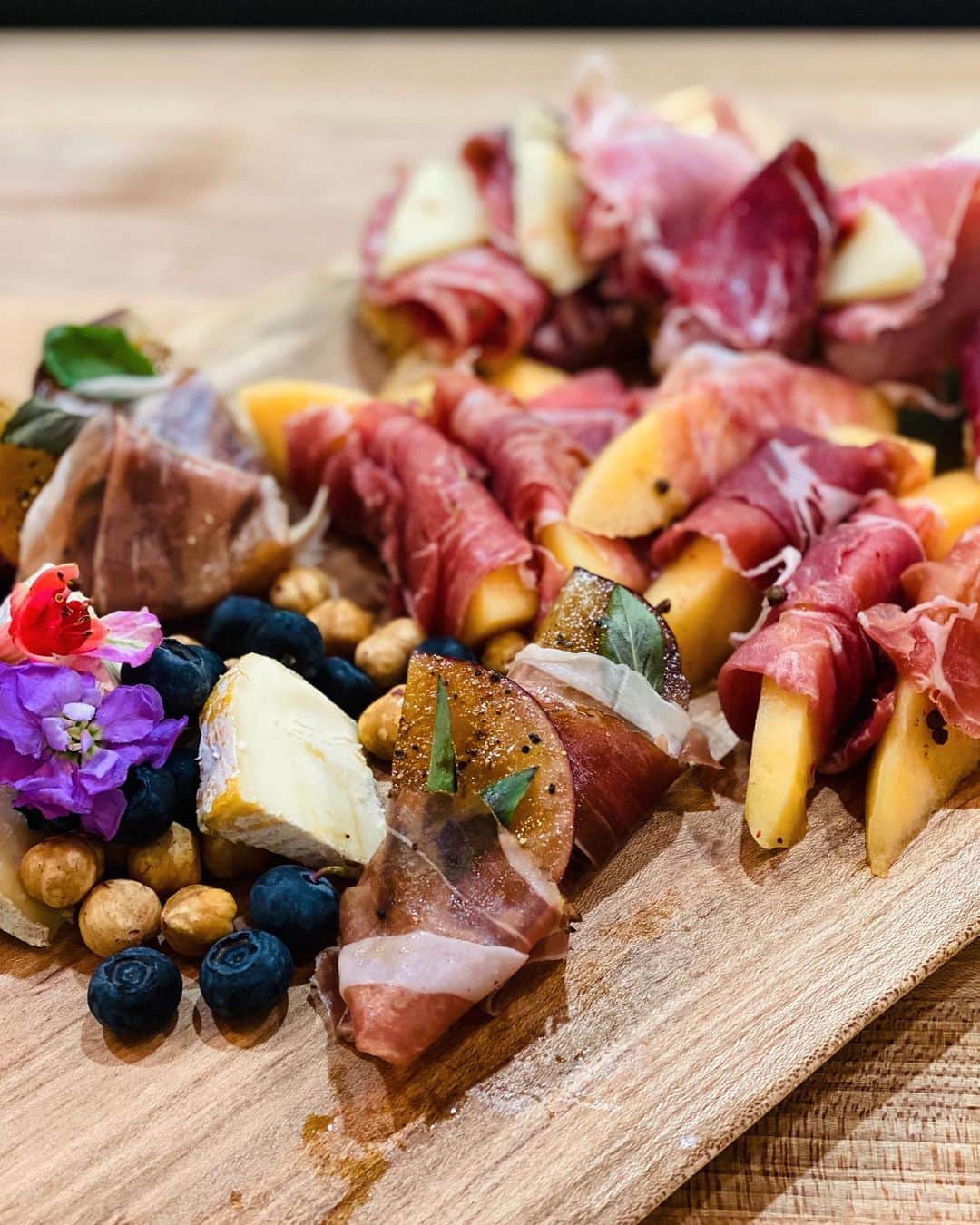 レイチェル・レイさんのインスタグラム写真 - (レイチェル・レイInstagram)「I've started taking Italian lessons, thankfully, I'm already fluent in "aperitivo" - a lite snack eaten slowly with cocktails 😅 though I tend to go too far. There’s always multiple trays + this one (of WAY too many) had:  Plums w balsamic, micro basil, black pepper and speck. Local melon 🍈 w pink peppercorn and prosciutto 🙌🏻 Assorted cheeses with honey 🍯 hazelnuts and blueberries」9月11日 2時12分 - rachaelray