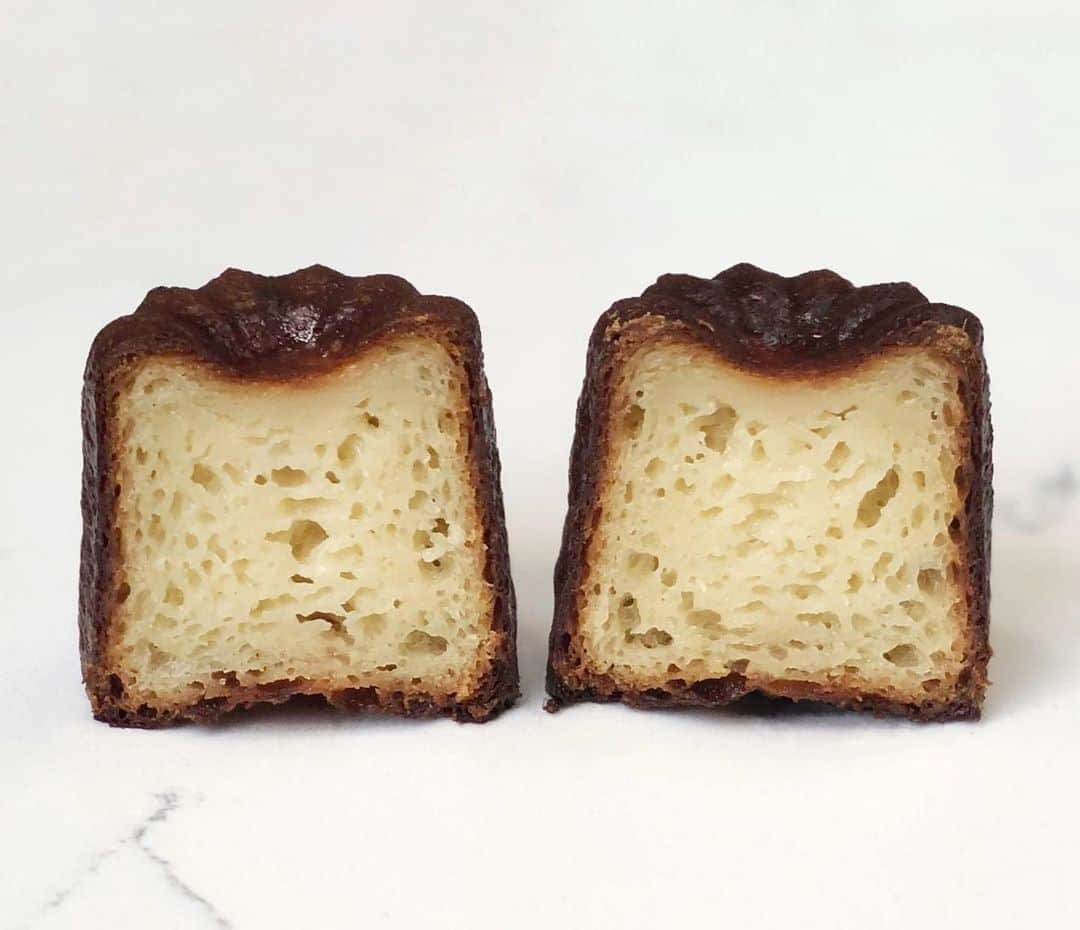 DOMINIQUE ANSEL BAKERYさんのインスタグラム写真 - (DOMINIQUE ANSEL BAKERYInstagram)「Slicing into a Cannelé to see that custard-like center with tiny little bubbles, all surrounded by a crunchy caramelized shell. Beautiful.」9月11日 2時12分 - dominiqueansel