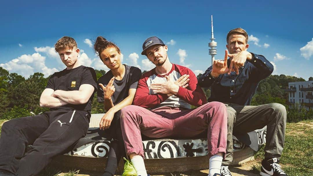 Lina Magullのインスタグラム：「@b42_official wächst stetig 📈 Womit? Mit Recht! 😉#proud #Team #crewlove #L.A. #b42 #altesbildkeinesorge」