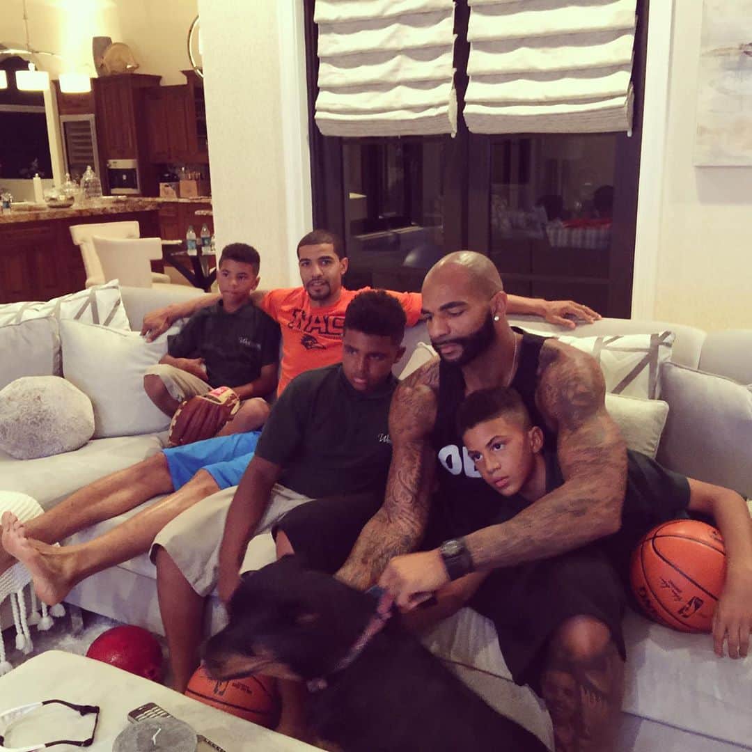 カルロス・ブーザーのインスタグラム：「Loungin’ Wit The Boyz... #tbt #foe #boozcrew #yadigggg #holdat」