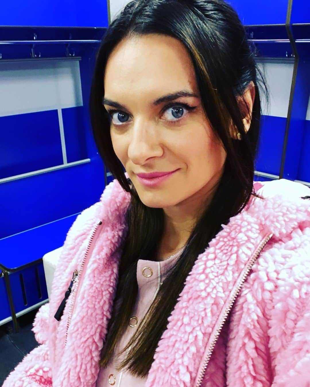 エレーナ・イシンバエワのインスタグラム：「Не могу дождаться следующих съёмок «Ледникового периода».  Что же покажут пары, какую работу над ошибками сделают? 🤔 Скоро все увижу 🥳🥳🥳」