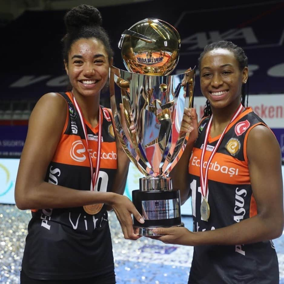 USA Volleyballさんのインスタグラム写真 - (USA VolleyballInstagram)「Championship hardware! 🏆✨ Congratulations to @chiaka11 and @jtomm19 for winning the 2020 AXA Sigorta Women’s Champions Cup with their Turkish club!  (📷 @eczacibasisporkulubu)」9月11日 2時32分 - usavolleyball