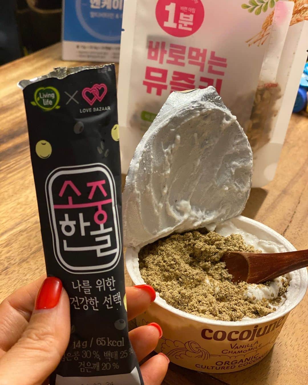 アン・ソニョンさんのインスタグラム写真 - (アン・ソニョンInstagram)「진심 너무 피곤한 하루였는지, 저녁도 못먹고 기절해 잠이 들었다가,  아침인줄 알고 깨보니 새벽2시30분.  . . . 무엇을 먹을까말까 고민하느라 시간허비하느니 건강한거 맘편히 먹고 소화시키고 다시자기로.  . . . #식물성요거트 @cocojune_kr  에다 국산블랙푸드 듬뿍 & 식물성단백질 풍부한 #소중한올🖤  이니까 맘편히 이시간 야식으로 한번더 먹기로.  (어제 퇴근하자마자 저녁차리기전 이미 이조합으로 한번 먹고 잤...🙈 )  . . #잔티젠다이어트 한알 묵고 자야지..😌 . . . #안선영4주다이어트챌린지_6기  #day7  #안선영식단」9月11日 2時38分 - anney_an_love