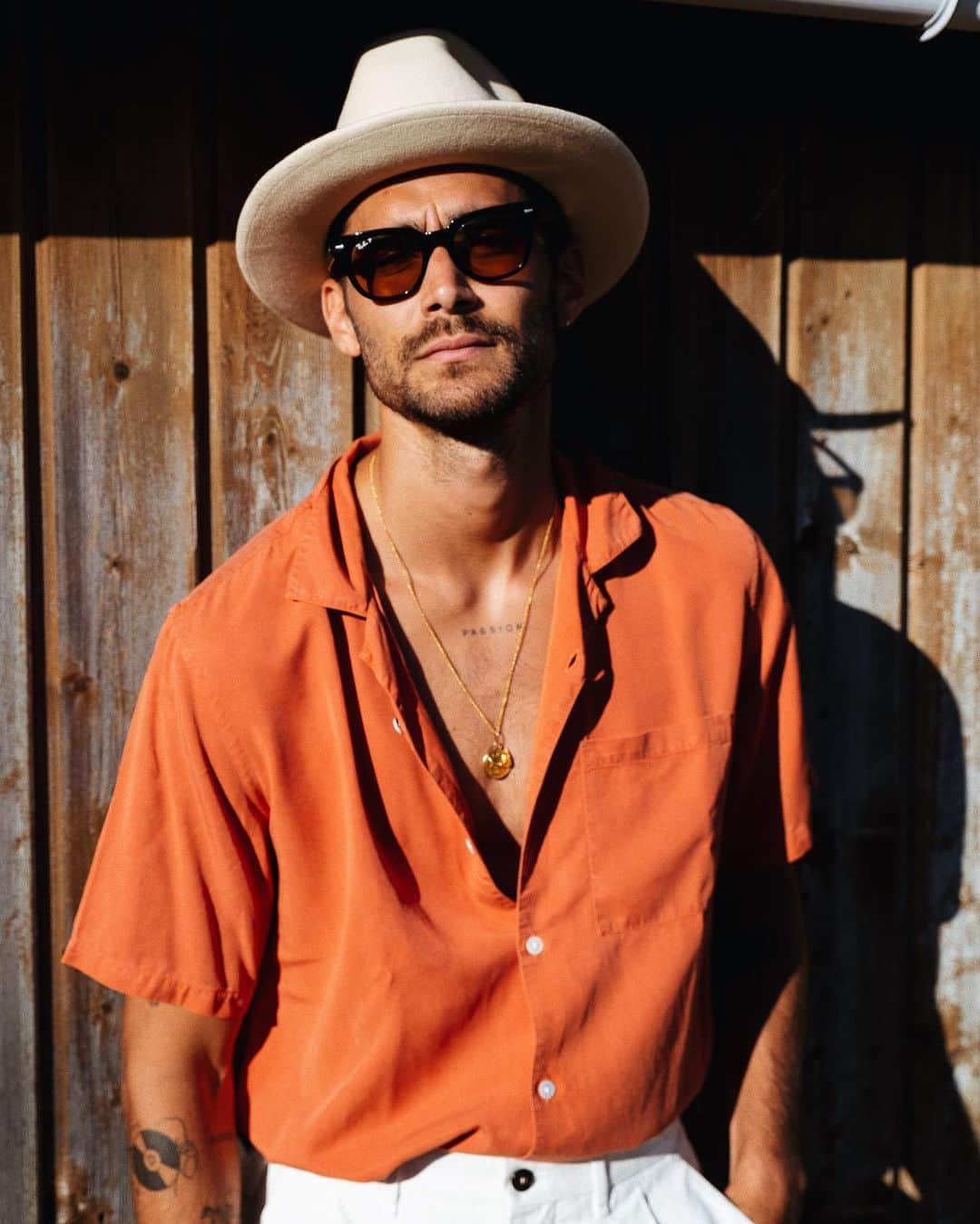 NICOLAS SIMOESのインスタグラム：「Orange is my new thing 😎」