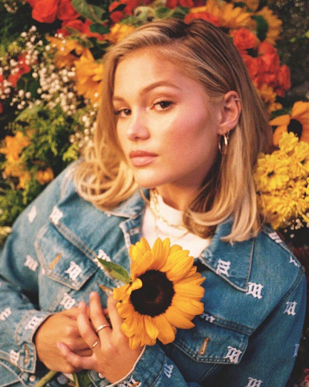 オリヴィア・ホルトのインスタグラム：「she’s ouuuuut 🌼🌸🌻🥀🥺 mv for love u again ! thank u thank u thank u to everyone who has been streaming our song, this video is for u 💕 link in my bio !!!」