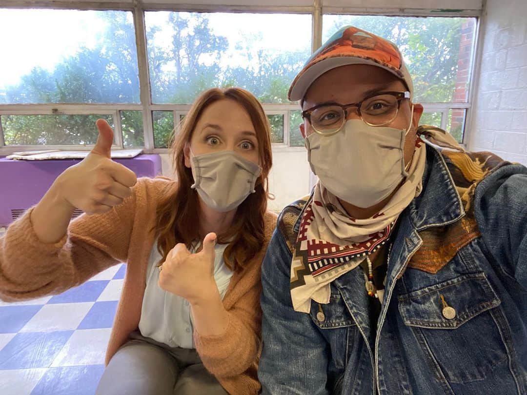 ローラ・スペンサーのインスタグラム：「Sterlin Harjo directed me in my very first role on screen in his film Barking Water when I was still living in Oklahoma. It’s still one of my most treasured acting experiences. He’s been working his ass off for years making projects that give Indigenous artists a platform and tell stories that put Indigenous lives at the center and promote better and stronger representation. Today I got to be back in Oklahoma shooting a scene in @sterlinharjo’s PILOT that he created with @taikawaititi for FX. It’s crazy typing that. He is making Oklahoma so proud and continuing to give local artists massive opportunities. Cheers Sterlin and thank you so much for everything. ❤️」
